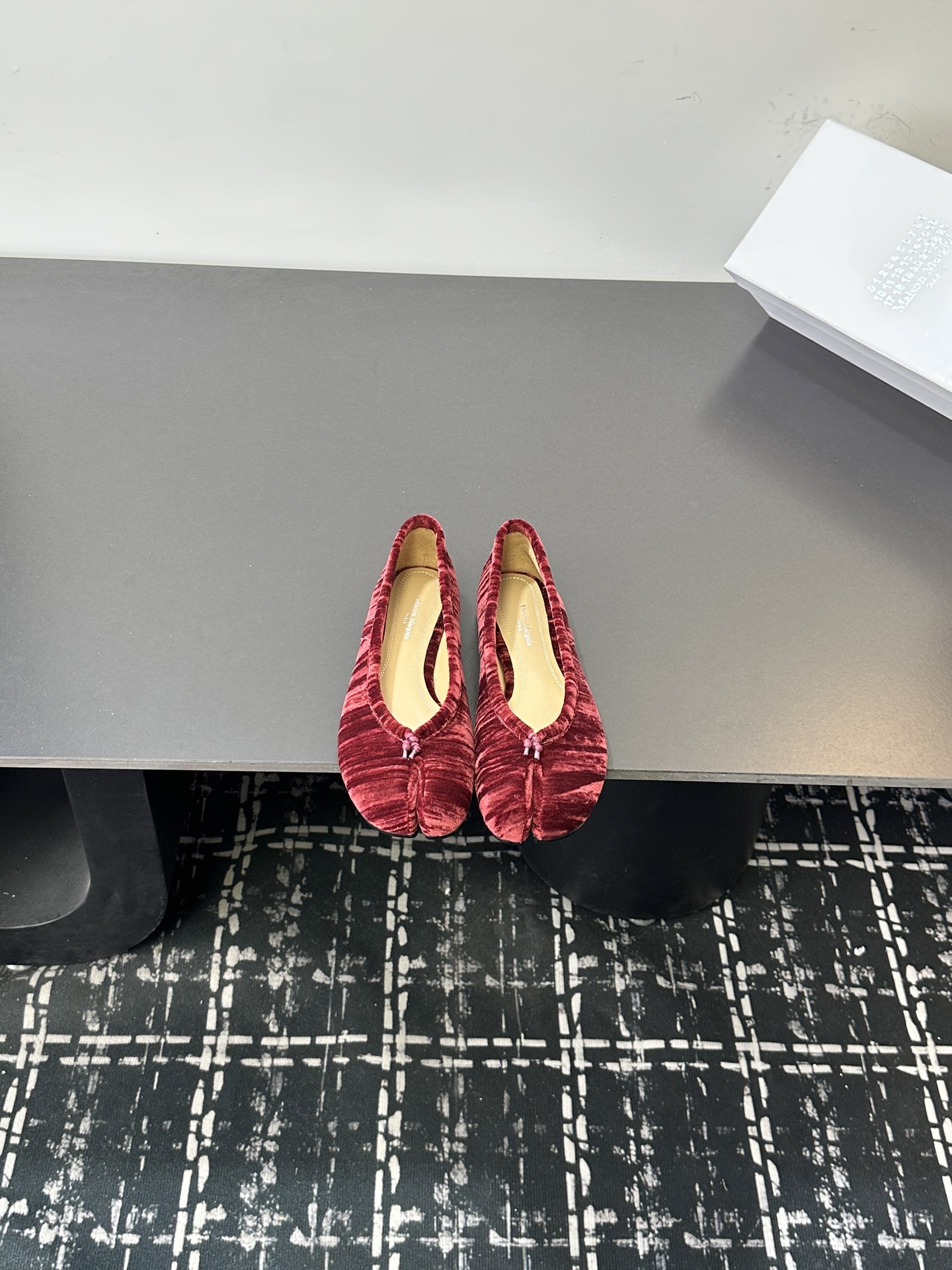 NO:668739,High quality!  Maison Margiela MM6 split-toe shoes Tabi Italian vegetable-tanned sheepskin!  Big bottom!  Genuine leather outsole Size: 35-39 4041 custom-made, split-toe shoes, masion margiela, sheepskin, Leather soles19860909高定品质！Maison Margiela MM6分趾鞋 Tabi 意产植鞣羊皮！ 大底！真皮大底 Size:35-39 4041定做,分趾鞋,masion margiela,sheepskin,Leather soles,Women's Shoes