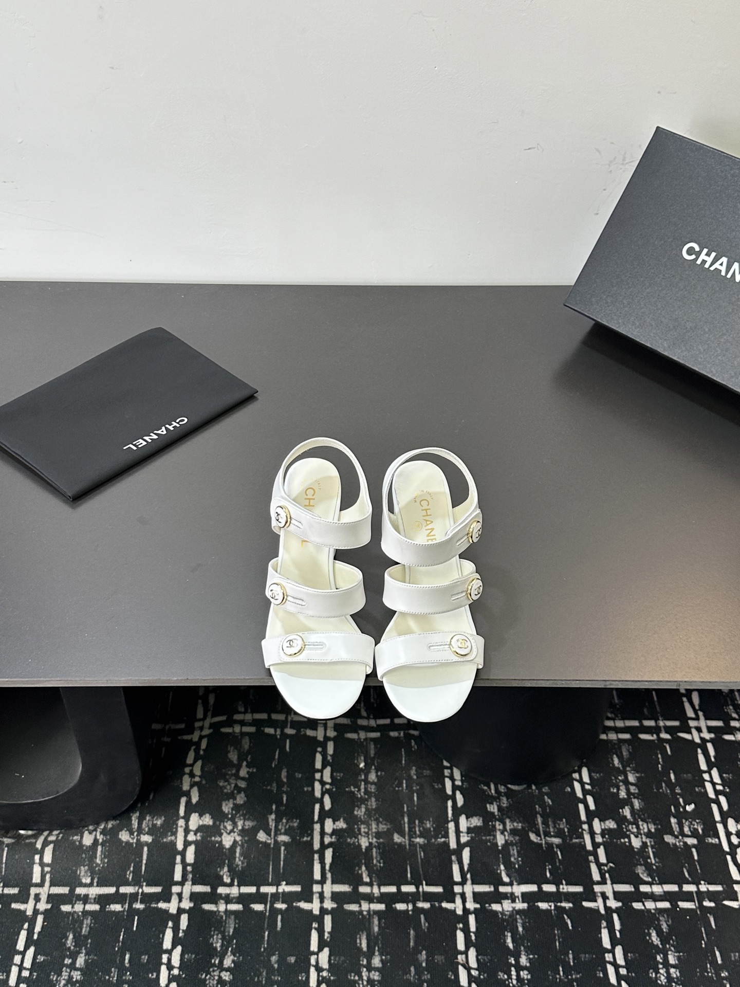 NO:668788,2025 Xiaoxiang is a must-have item for autumn and winter this season!  !  Chanel's autumn and winter heavy industry hot styles are highly recommended by Xiaohongshu. They look good no matter how you match them. They are a must-have for fashion. Ms. Chanel loves simple and irresistible combinations to show her unique dressing style. She can mix and match freely to shine and follow the fashionable steps of her grandma!  !  !  Exquisite details. Zoom in to see the original molded hardware buckle. The top version is made at the purchasing level★ The upper is made of original customized cowhide, sheepskin lining and the original molded leather outsole, code number 35-39 (40, 41, sandals, chanel, sandals, cowhide, sheepskin, Leather soles198609092025小香 本季秋冬季必备单品！！ 香奈儿秋冬重工爆款 小红书力推款,怎么搭配都好看,时髦精必备,香奈儿女士钟爱简约又难以抗拒系搭配展现与众不同的穿搭风格、自由混搭闪耀到位跟紧香奶奶时尚步伐！！！精致细节放大看原版开模五金扣 顶级版本代购级别打造★鞋面采用原版定制牛皮,羊皮内里垫脚,原版开模真皮大底,码数35-39（40、41,凉鞋,chanel,sandals,cowhide,sheepskin,Leather soles,Women's Shoes