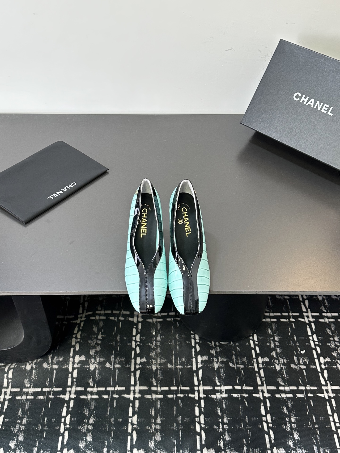 NO:668787,CHANEL Chanel Xiaoxiang 2026ss early spring latest stone pattern crocodile pattern high-heeled shoes, minimalist design, super easy to match with daily style, no matter the height, the texture is impeccable. The small round toe design makes you slim and not picky about the foot shape, the unique color matching design, the upper foot is very cute and easy to put on and take off. The upper is imported cowhide, the sheepskin lining/foot pad, the heel height is 8cm, the outsole is custom-made leather outsole  Size 35-39 (40.41 customized), high-heeled shoes, chanel, chanel, high heels, cowhide, sheepskin, Leather soles19860909CHANEL香奈儿小香2026ss早春最新石头纹鳄鱼纹高跟单鞋 极简设计 超好搭配的日常款、无论高度 质感都无可挑剔.小圆头设计 显瘦不挑脚型 ,独特的拼色设计,上脚非常可爱而且方便穿脱 鞋面进口牛皮 羊皮内里/垫脚 跟高8cm 大底定制真皮大底 码数35-39（40.41订做）,高跟鞋单鞋,chanel,chanel,high heels,cowhide,sheepskin,Leather soles,Women's Shoes