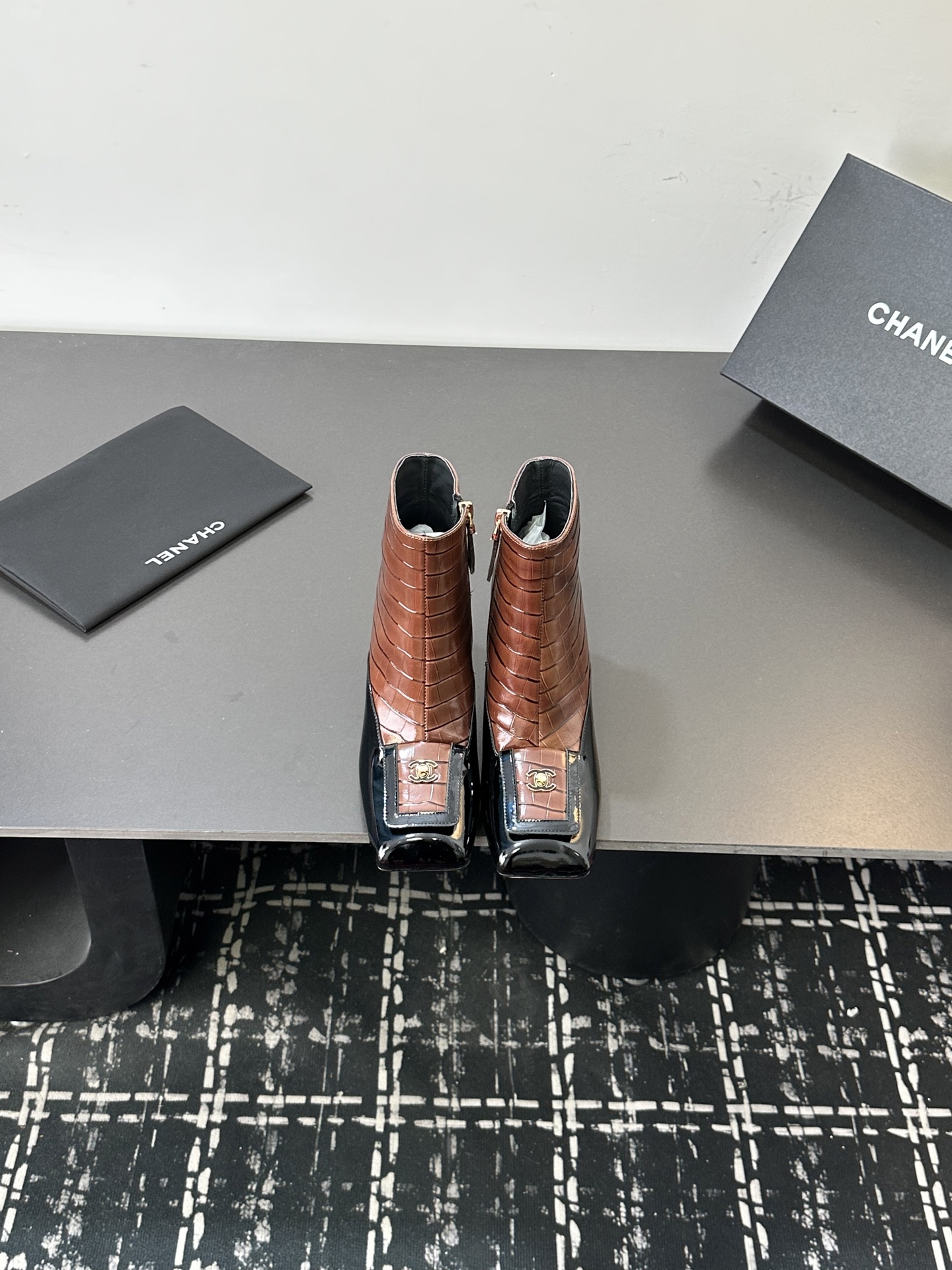 NO:668784,Chanel Xiaoxiangjia side zipper short boots | 2026 Egyptian series crocodile stone pattern elegant women's boots Original cowhide upper, lining and foot pads, specific sheepskin lining, outsole, Italian genuine leather outsole, heel height 8.5CM heel design, shoe size: 35-39 (40.41 fixed)  Original counter full set of luxury packaging, boots, chanel, chanel, chanel, boots, cowhide, sheepskin, Leather soles19860909香奈儿chanel 小香家侧拉链短靴| 2026 埃及系列鳄鱼纹石头纹优雅女靴 鞋面原版牛皮 内里内里垫脚特定羊皮内里 大底意大利真皮大底、跟高8.5CM跟设计 鞋码: 35-39（40.41定） 原版专柜全套豪华包装,靴子,chanel,chanel,chanel,boots,cowhide,sheepskin,Leather soles,Women's Shoes