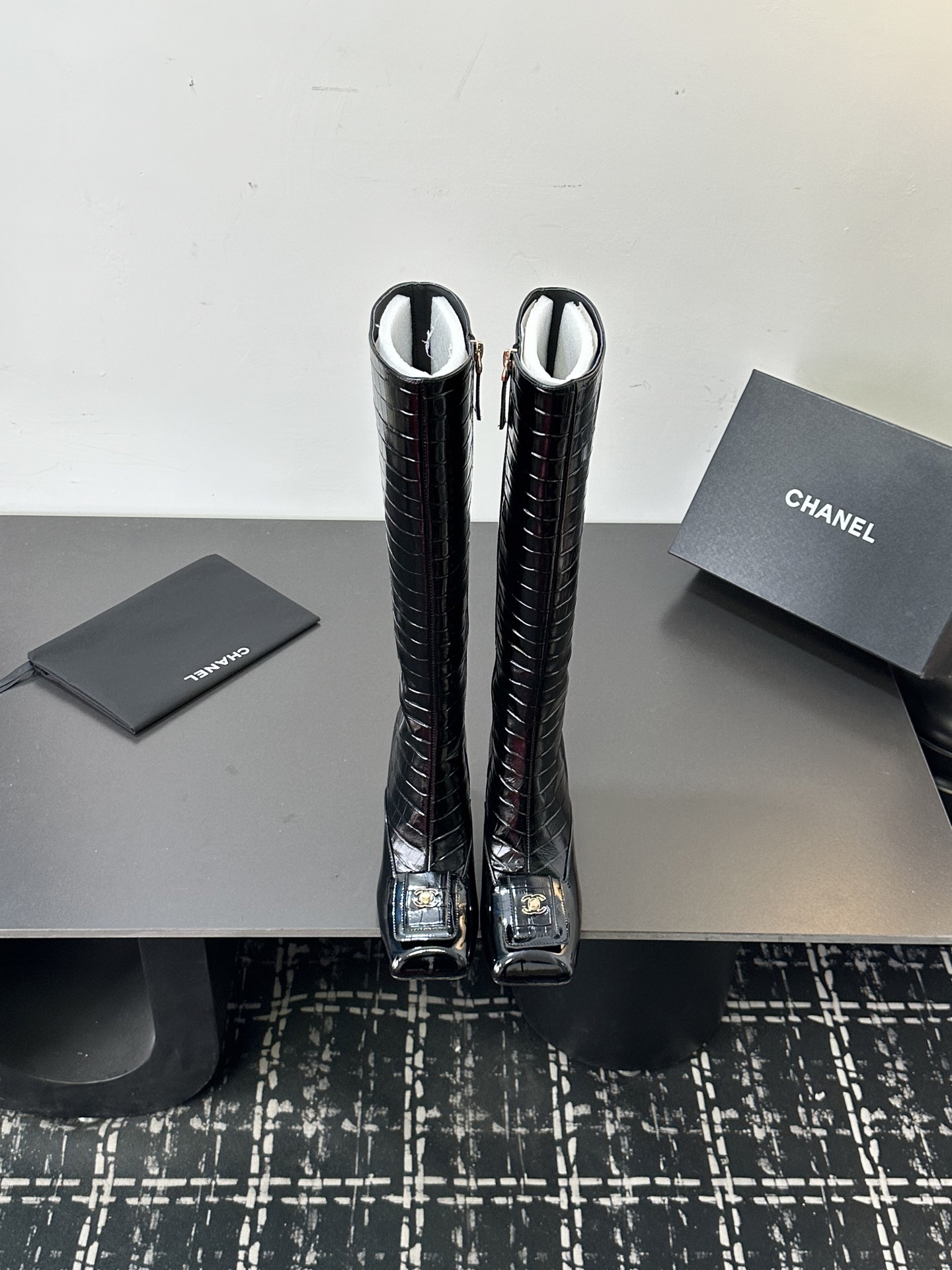 NO:668786,Chanel Xiaoxiangjia high boots and boots | 2026 Egyptian series crocodile stone pattern elegant women's boots. Original cowhide upper, lining and specific sheepskin lining. Outsole Italian genuine leather outsole, heel height 8.5CM heel design. Shoe size: 35-39 (40.41 fixed). Original counter full set of luxury packaging, boots, chanel, chanel, chanel, boots, cowhide, sheepskin, Leather.  soles19860909香奈儿chanel 小香家高靴长靴| 2026 埃及系列鳄鱼纹石头纹优雅女靴 鞋面原版牛皮 内里内里垫脚特定羊皮内里 大底意大利真皮大底、跟高8.5CM跟设计 鞋码: 35-39（40.41定） 原版专柜全套豪华包装,靴子,chanel,chanel,chanel,boots,cowhide,sheepskin,Leather soles,Women's Shoes