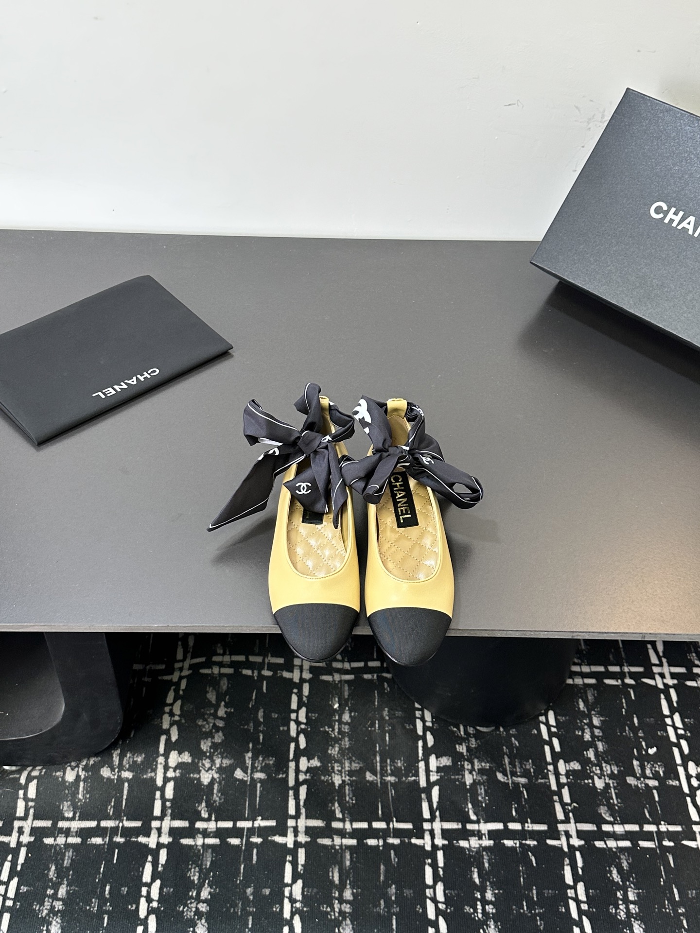 NO:668776,2026 spring and summer new model Chanel Xiaoxiang 26C silk scarf series color-blocked bow double C ribbon strap ankle ballet shoes flat Mary Jane shoes hidden double stunning girliness and elegance, with ribbon design to break the classic boundary, double elements embellishment. Low-key and luxurious. The silk satin texture ribbon is smooth against the skin, the strap design continues the retro gene, and the round toe is suitable for all types of feet.  It looks slim and does not pinch your feet. It combines the brand's classic logo with the soft tones of spring, and easily unlocks diverse styles such as retro French laziness. From commuting suits to date dresses, it can combine retro romance and French elegance. Every step brings a lazy and refined aura. Lambskin upper, sheepskin lining, Italian genuine leather outsole, size 35-39 (40.41 custom-made, non-returnable), single shoes, chanel, mary  jane,skirts,business suit,sheepskin,Leather soles198609092026春夏新款Chanel小香 26C丝巾系列拼色蝴蝶结双C丝带 绑带脚踝芭蕾舞鞋平底玛丽珍鞋单鞋 藏着少女感与优雅感的双重惊艳,以丝带设计打破经典边界,双元素点缀其间 低调又奢华.丝缎质感丝带柔滑贴肤,绑带设计延续复古基因,圆头适配各类脚型 显瘦不夹脚,融合品牌经典标识与春日柔和调性,轻松解锁复古法式慵懒等多元风格,从通勤西装到约会裙装,皆能揉合复古浪漫与法式贵气,每一步都自带慵懒精致气场. 鞋面小羊皮 内里垫脚羊皮 鞋底意大利真皮大底 码数35-39（40.41定做不退换）,单鞋,chanel,mary jane,skirts,business suit,sheepskin,Leather soles,Women's Shoes