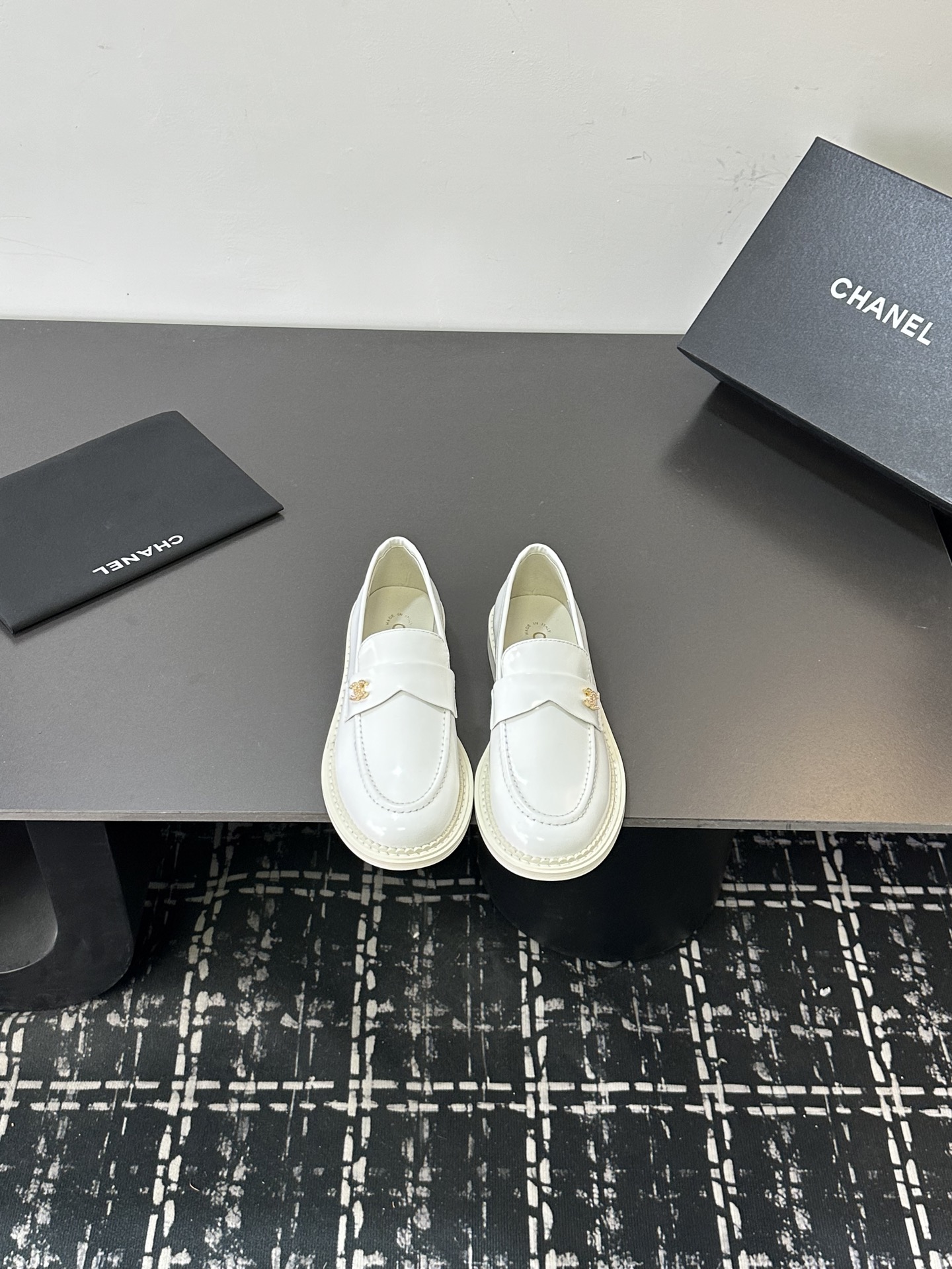 NO:668774,Early autumn new model Chanel Xiaoxiang 25B double C buckle loafers thick-soled Mule shoes can be worn all year round. No matter when you pair them with each other, they look high-end and eye-catching. They will attract attention when shopping!  Easily travel between commuting and leisure occasions, be a carefree fashionable and elegant woman~ Cowhide upper, sheepskin lining, Italian A-grade genuine leather outsole, size 35-39 (40.41 custom-made, non-refundable), loafers, chanel, loafers, cowhide, sheepskin, Leather soles19860909早秋新款 Chanel 小香25B双C扣乐福鞋厚底穆勒单鞋 一年四季皆可穿 不管什么时候拿出来搭配都贼高级耐看 逛街压马路赚足眼球！轻松游走于通勤和休闲场合 做个漫不经心的时髦优雅女子～ 鞋面牛皮 内里垫脚羊皮 鞋底意大利A级真皮大底 码数35-39（40.41定做不退换）,乐福鞋,chanel,loafers,cowhide,sheepskin,Leather soles,Women's Shoes