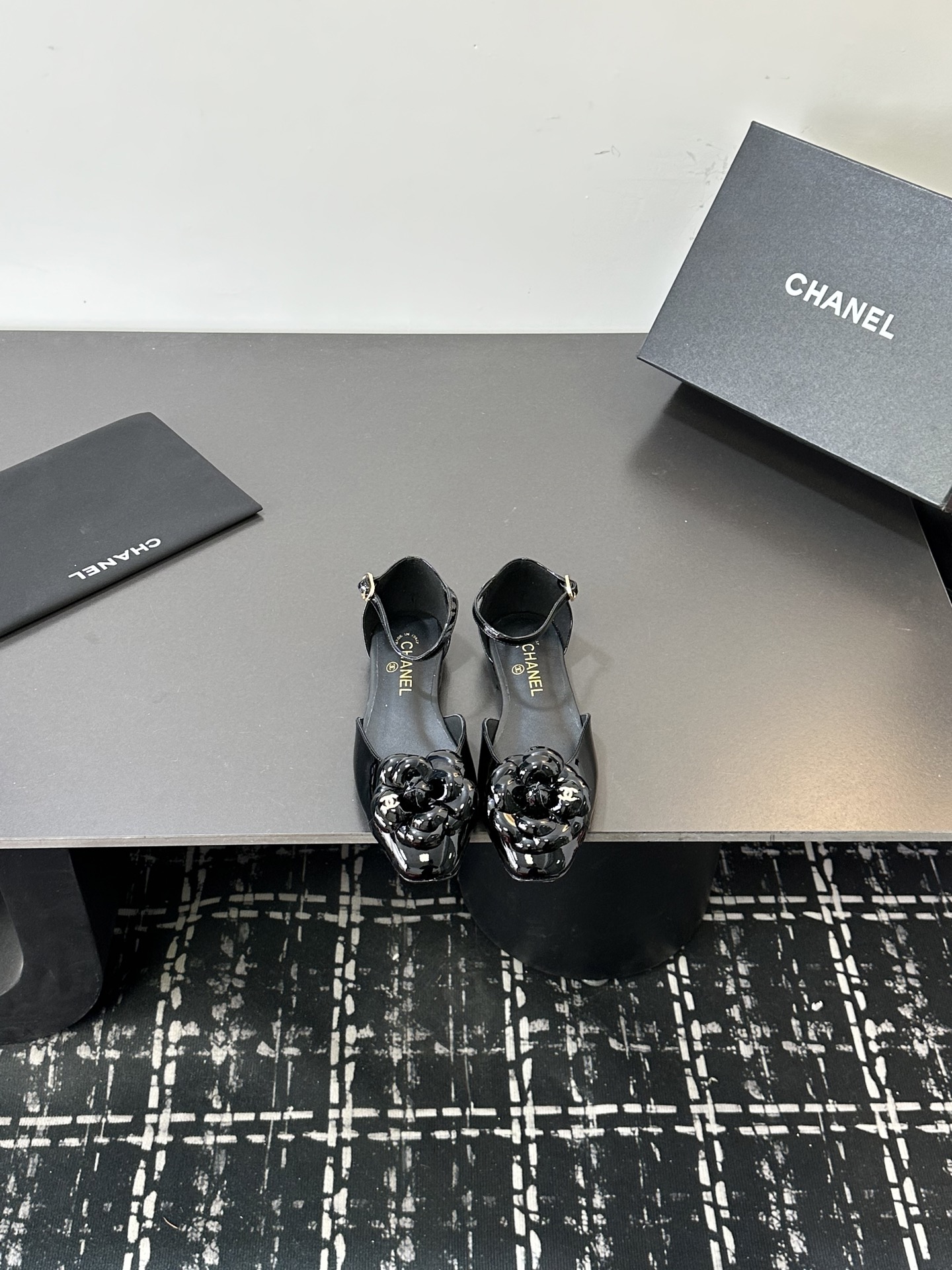 NO:668773,Early autumn new Chanel 26B small fragrant Camellia Mary Jane flat ballet shoes Chanel Camellia Mary Jane is an exclusive treasure for sweet and cool girls. It cleverly combines the sweet camellia elements with the cool Mary Jane style, creating a unique fashion spark. The gentleness of the camellia adds a touch of romantic tenderness to the shoes; and the retro toughness of the Mary Jane shoes gives them a sense of unruliness. Sheepskin upper, sheepskin lining.  Sole Italian genuine leather outsole, size 35-39 (40.41 custom-made, non-refundable), sandals, chanel, chanel, sandals, mary jane, sheepskin, Leather soles19860909早秋新款Chanel 26B 小香山茶花玛丽珍平底单鞋芭蕾舞鞋 香奈儿山茶花玛丽珍甜酷女孩的专属宝藏 它巧妙地将甜美的山茶花元素与酷帅的玛丽珍风格完美融合,碰撞出别具一格的时尚火花.山茶花的温柔婉约,为鞋子增添了一抹浪漫柔情；而玛丽珍鞋型的复古坚韧,又赋予其一份率性不羁. 鞋面羊皮 内里垫脚羊皮 鞋底意大利真皮大底 码数35-39（40.41定做不退换）,凉鞋,chanel,chanel,sandals,mary jane,sheepskin,Leather soles,Women's Shoes