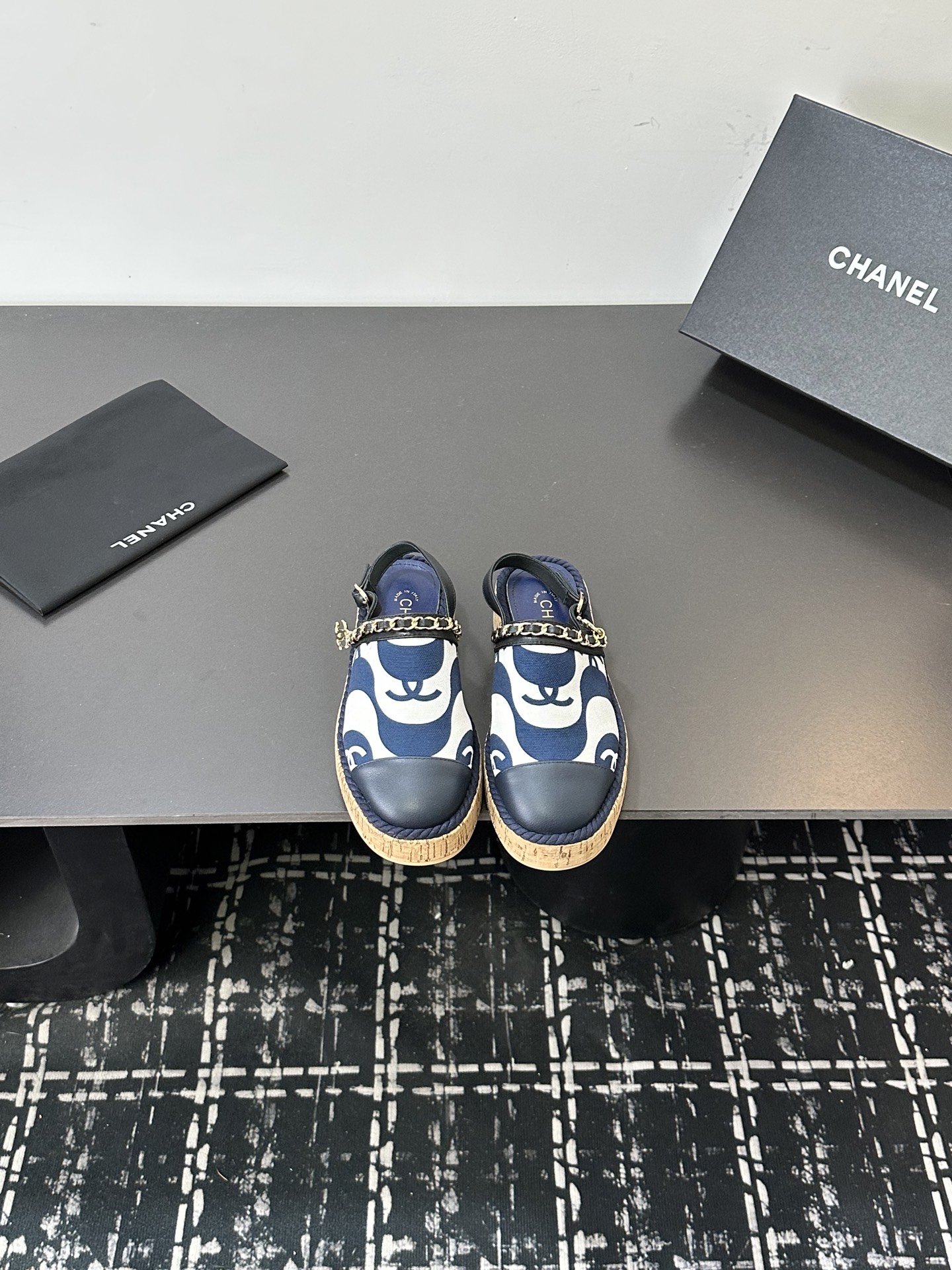 NO:668737,CHANEL Chanel's new hemp rope sole fisherman's shoes. The upper is made of sheepskin electric embroidery double C, the inner pad is silk sheepskin, super soft sheep feet, original glue-injected translucent rubber original color espadrille sole. size35-39 (40, 41, can be customized, non-returnable), half drag, chanel, chanel, espadrilles, sheepskin19860909CHANEL香奈儿新麻绳底渔夫鞋.鞋面采用羊皮电绣双c,内里垫为丝绸羊皮,超柔软绵羊垫脚,原版注胶半透明橡胶原色麻底.size35-39（40、41、可定做,不退换）,半拖,chanel,chanel,espadrilles,sheepskin,Women's Shoes