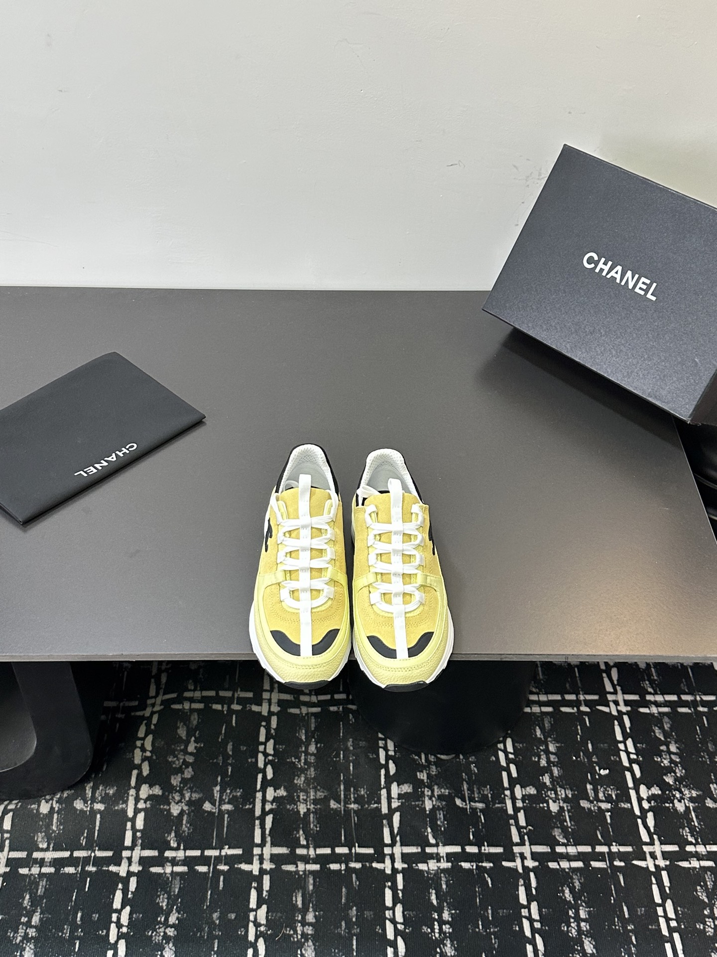 NO:668782,Chanel Chanel panda shoes!  The top casual sports shoes in the counter are classic designs; the uppers are electro-embroidered with a variety of techniques; the outsole is fashionable and sporty; it incorporates a variety of color matching elements... The diversified mix and match is very good-looking and versatile, casual, fashionable, sports, and outdoor can be taken into account... Go Material The upper is made of original imported first-layer silk cowhide + original waterproof cloth + original first-layer cowhide. The inner lining is made of original sheep lining + mesh outsole based on the original TPU combination outsole.  Counter boutique package complete set for women 35-41, casual shoes/sports shoes, chanel, chanel, sneakers, cowhide19860909Chanel香奈儿熊猫鞋！专柜顶级休闲款运动鞋 这款经典设计；鞋面多种工艺电绣的风格；大底却时尚运动；不平凡的拥入了多种配色元素…… 多元化混搭非常好看百搭,休闲,时尚,运动,户外都能兼顾…… Go 材料 鞋面采用 原版进口头层丝绸牛皮+原版防水布+原版头层牛皮 内里采用 原版羊里+网 大底根据 原版TPU组合大底 专柜精品包装全套女35–41,休闲鞋/运动鞋,chanel,chanel,sneakers,cowhide,Women's Shoes