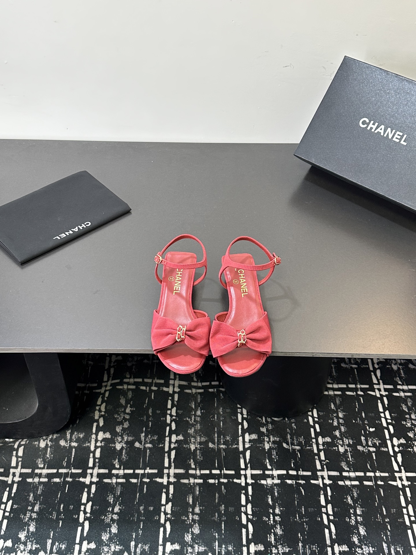 NO:668780,26P spring new Chanel Chanel small fragrance chain bow thick heel sandals double C pearl small square heel sandals chain bow design is really too fashionable, luxurious and low-key, showing temperament and taste!  Upper sheepskin/Shandong silk cloth, lining sheepskin, sole Italian leather outsole, heel height 3.5cm, size 35-39 (40.41 custom-made, non-refundable), sandals, chanel, chanel, sandals, sheepskin, Leather soles1986090926P春季新款Chanel 香奈儿小香链条蝴蝶结粗跟凉鞋双C珍珠小方跟凉鞋 链条蝴蝶结设计 真的太时髦了奢华又低调 彰显气质和品味！ 鞋面羊皮/山东绸布面 内里垫脚羊皮 鞋底意大利真皮大底 跟高3.5cm 码数35-39（40.41定做不退换）,凉鞋,chanel,chanel,sandals,sheepskin,Leather soles,Women's Shoes