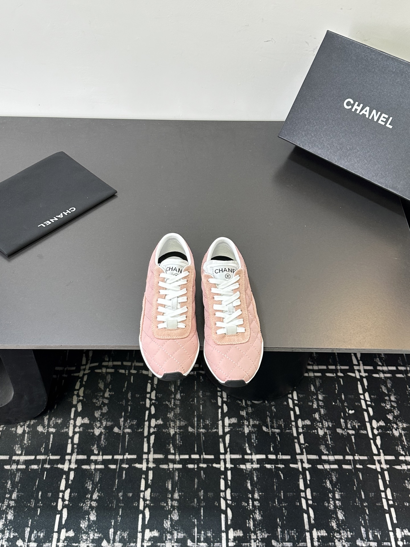 NO:668777,CHANEL Chanel rhombus baseball shoes, tennis shoes, casual sports shoes, original purchase and development, production, Xiaoxiang's latest hidden tennis shoes, soft rhombus, soft lambskin with big tongue and classic double C logo, full of retro feel, and the most versatile black and white color scheme, a must-have casual shoe for coco girls. Broken stud design on the sole, super soft, original custom lambskin rhombus fabric, imported custom sheepskin + mesh lining, original open-molded stud rubber material for the sole  Size: women's 35-41, casual shoes/sports shoes, chanel, chanel, sneakers, sheepskin19860909CHANEL香奈儿菱格纹棒球鞋 网球鞋 休闲 运动鞋 原版购入开发 做货 小香最新隐藏款网球鞋软菱格纹 柔软小羊皮配搭大鞋舌和经典双C logo满满的复古感又是最最最百搭的黑白配色 coco女孩必入的一款休闲鞋 鞋底碎钉设计 超级柔软 面料原版定制小羊皮菱格纹 内里进口定制羊皮+网里 鞋底原版开模碎钉橡胶材质 码数 女款35-41,休闲鞋/运动鞋,chanel,chanel,sneakers,sheepskin,Women's Shoes