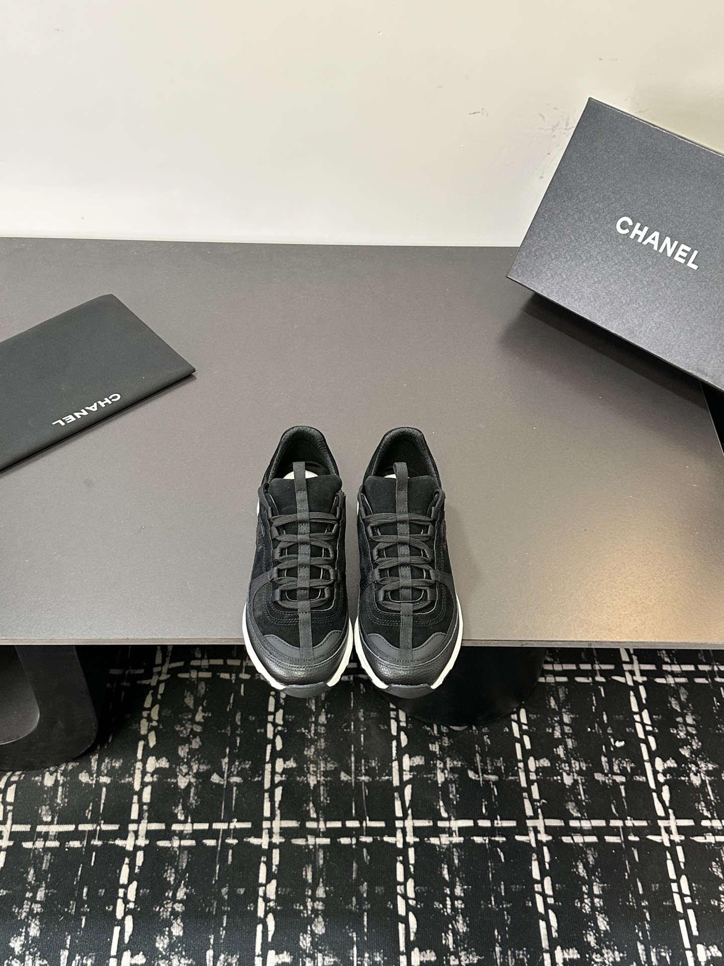 NO:668778,Chanel Chanel panda shoes!  The top casual sports shoes in the counter are classic designs; the uppers are electro-embroidered with a variety of techniques; the outsole is fashionable and sporty; it incorporates a variety of color matching elements... The diversified mix and match is very good-looking and versatile, casual, fashionable, sports, and outdoor can be taken into account... Go Material The upper is made of original imported first-layer silk cowhide + original waterproof cloth + original first-layer cowhide. The inner lining is made of original sheep lining + mesh outsole based on the original TPU combination outsole.  Counter boutique package complete set for women 35-41, casual shoes/sports shoes, chanel, chanel, sneakers, cowhide19860909Chanel香奈儿熊猫鞋！专柜顶级休闲款运动鞋 这款经典设计；鞋面多种工艺电绣的风格；大底却时尚运动；不平凡的拥入了多种配色元素…… 多元化混搭非常好看百搭,休闲,时尚,运动,户外都能兼顾…… Go 材料 鞋面采用 原版进口头层丝绸牛皮+原版防水布+原版头层牛皮 内里采用 原版羊里+网 大底根据 原版TPU组合大底 专柜精品包装全套女35–41,休闲鞋/运动鞋,chanel,chanel,sneakers,cowhide,Women's Shoes