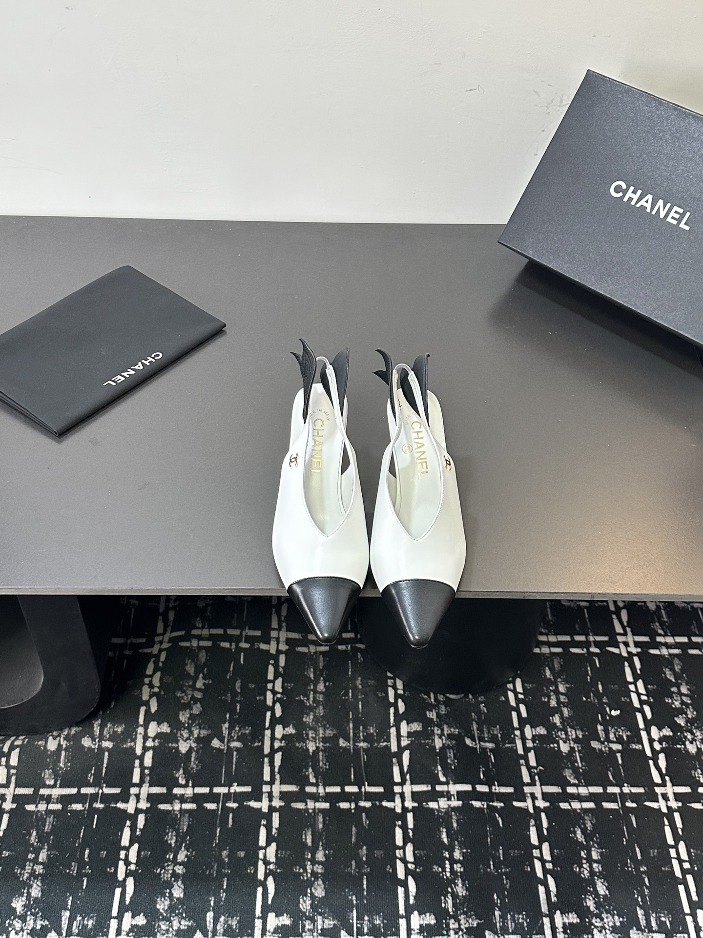 NO:668775,CHANEL Xiaoxiangfeng Chanel's color-blocked back hollow high-heeled sandals are so heart-breaking!  The classic black and white/beige and black contrasting pointed toe design is neat and elegant, and perfectly outlines the lines of the feet. The delicate leather material is soft to the touch and super comfortable on the feet. The height of the cat heel balances both aura and practicality, making it suitable for daily commuting or dating. The rhombus pattern wing details on the back strap are very recognizable, and the double C logo is low-key to highlight the texture. The three colors have their own charm, and you will not be surprised when you close your eyes. It is an indispensable temperament in the shoe cabinet ~ Sheepskin upper  Sheepskin lining, genuine leather sole, heel height 7cm, size 35-39 (set at 40.41), sandals, chanel, chanel, sandals, high heels, sheepskin19860909CHANEL小香风香奈儿这款拼色后空高跟鞋凉鞋也太戳心了！经典的黑白/米黑撞色尖头设计,利落又优雅,完美勾勒脚型线条.细腻的真皮材质触感软糯,上脚超舒服,猫跟高度兼顾气场与实穿性,日常通勤或约会都能hold住.后绊带的菱格纹翅膀细节超有辨识度,双C标识低调彰显质感,三款配色各有韵味,闭眼入都不踩雷,是鞋柜里不可缺的气质款～ 鞋面羊皮 内里羊皮 鞋底真皮底 跟高7cm 码数35-39（40.41定）,凉鞋,chanel,chanel,sandals,high heels,sheepskin,Women's Shoes