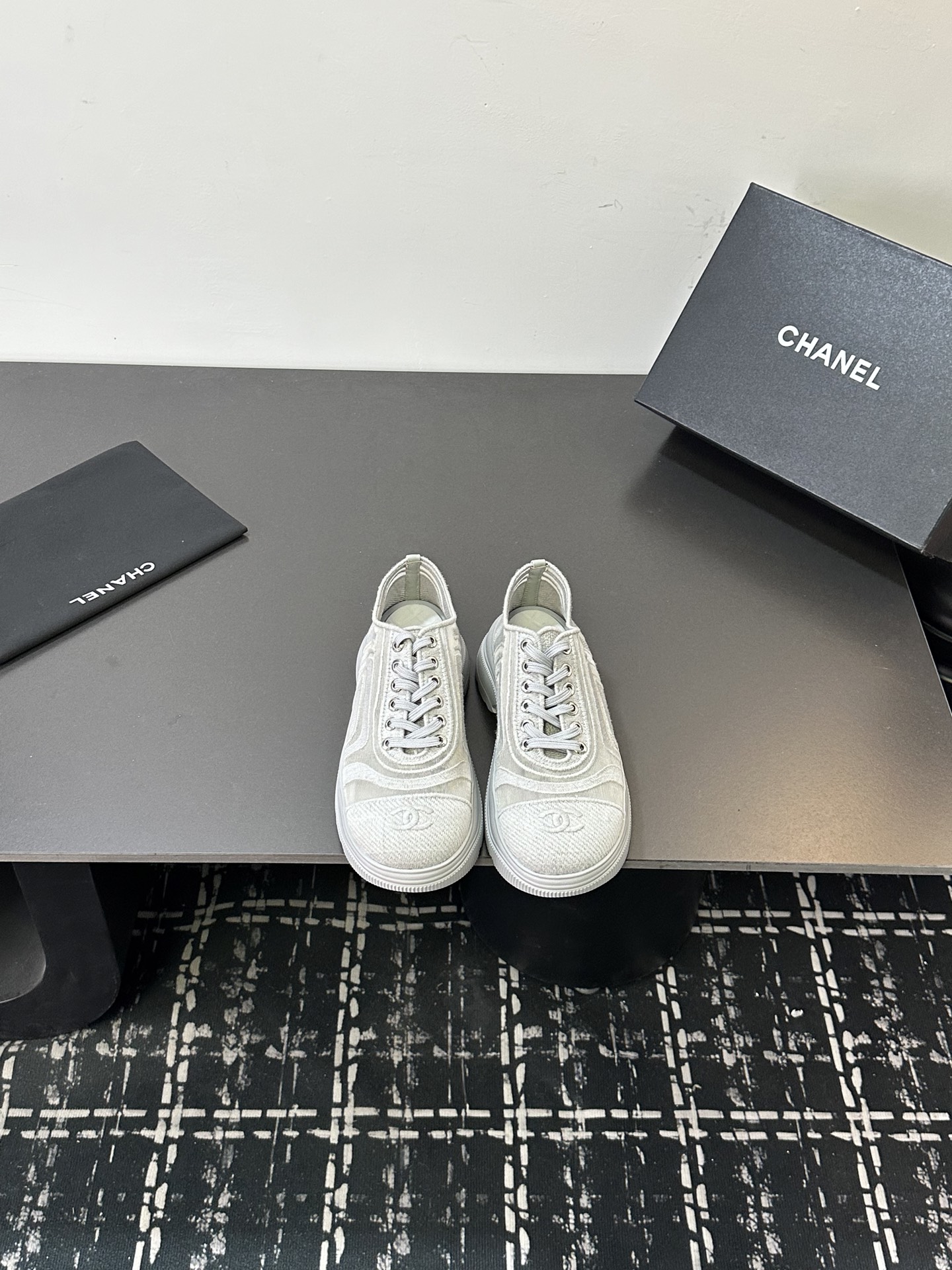 NO:668772,Chanel leather has super good texture and looks delicate on the feet~ Mesh upper, sheepskin lining, original outsole!  Size: 35-39 Other sizes are determined, casual shoes/sports shoes, chanel, sneakers, sheepskin19860909Chanel 皮料质感超好,上脚秀气～ 鞋面网,内里羊皮,原版大底！ Size:35-39 其它码数定,休闲鞋/运动鞋,chanel,sneakers,sheepskin,Women's Shoes