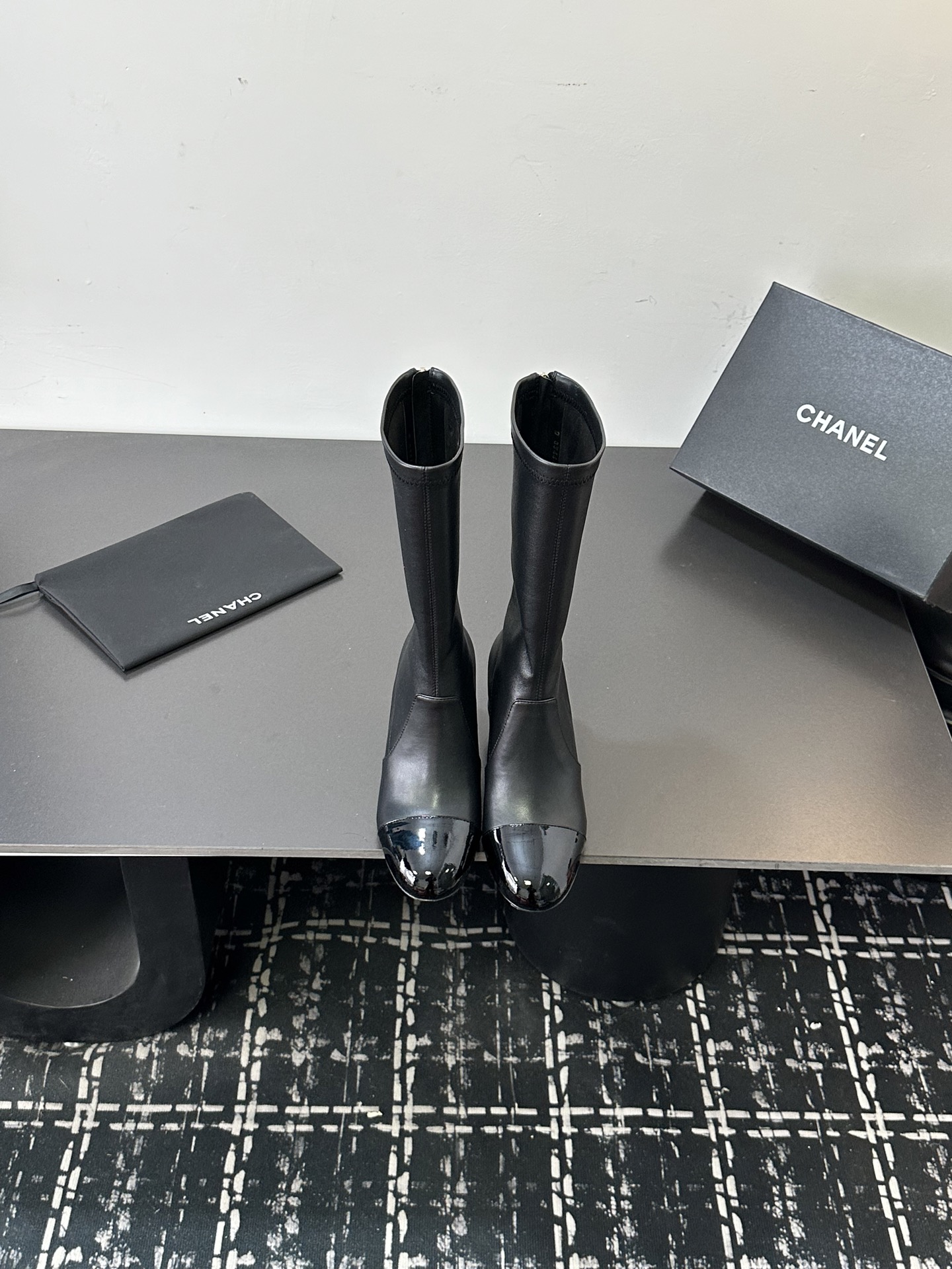 NO:668783,Catwalk style shoes, short boots, Chanel/Chanel autumn and winter catwalk style double C giant pearl heels. It stunned everyone when it appeared on the fashionable T stage in Milan, and has successfully been promoted to the dream boots of fashion people. The combination of the classic double C logo and the giant pearl heel design is simple and elegant and shows the brand style. It is a hit in any photo. The giant pearl heels are a miracle, breaking the conventional design, which not only adds a luxurious and romantic atmosphere to the whole. The upper is made of high-quality elastic material  It can perfectly fit the calf line, modify the leg shape, make the legs look straight and slender, and is easy to put on and take off without feeling restrained when walking. It can be easily adapted from the streets of the bustling city to the party scene. Paired with a pair of slim jeans, you can instantly transform into a cool street trendy person, put on a gorgeous evening dress, and become the elegant focus of the dinner party. This pair of boots is not just a pair of shoes, but also the embodiment of fashion spirit!  It is an excellent choice for fashionistas to express their personality and taste!  Upper elastic sheepskin, lining foot pads, elastic Lycra/sheepskin, Italian genuine leather outsole, heel height 7cm, Size 35-42, boots, chanel, chanel, boots, jeans, sheepskin, Leather soles19860909走秀款单鞋 短靴 Chanel/香奈儿秋冬走秀款双C巨型珍珠跟 在米兰时尚的T台上 亮相便艳惊四座,成功晋升为潮流人士的梦中情靴 .经典的双C标志与巨型珍珠跟设计相结合,简洁大气又尽显品牌格调 随便一拍都很出片.那巨型珍珠鞋跟更是神来之笔,突破常规的设计 不仅为整体增添了奢华浪漫的氛围 . 鞋面采用高品质弹力材质 能完美贴合小腿线条 修饰腿型 让双腿看起来笔直修长,而且穿脱方便 行走时也不会有束缚感.从繁华都市的街头 派对的现场 它都能轻松适配,搭配一条修身牛仔裤 瞬间化身酷飒的街头潮人,换上一袭华丽晚装 成为晚宴上的优雅焦点 这双靴子 不只是一双鞋履 更是时尚精神的具象化！ 是时尚达人们表达个性与品味的绝佳选择！ 鞋面弹力羊皮 内里垫脚贴合弹力莱卡/羊皮 鞋底意大利真皮大底 跟高7cm Size35-42,靴子单鞋,chanel,chanel,boots,jeans,sheepskin,Leather soles,Women's Shoes