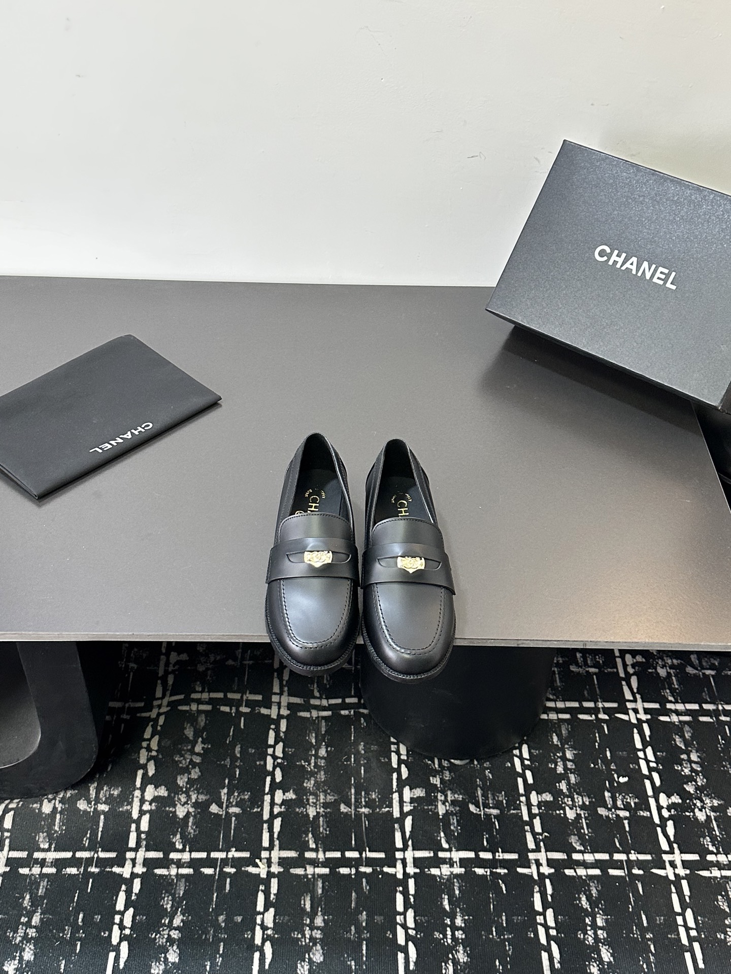 NO:668781,Loafers 2026 Early Spring New Heart Buckle Loafers A must-have for fragrances in autumn and winter. The goddess series has the elegant and ladylike temperament of fragrances. It is super attractive, irresistible and exciting!  Upper edge beads, original molded hardware logo, mixed sheepskin lining, outsole, Italian genuine leather outsole, Size35-41, loafers, chanel, loafers, sheepskin, Leather soles19860909乐福鞋 2026早春新款 桃心扣 乐福鞋 秋冬香家必备爆款 女神系列,拥有香家特色优雅名媛气质,超级耐看,让人无法抗拒,心动！ 鞋面开边珠 原版开模五金logo 内里混种羊皮 大底意大利真皮大底 Size35-41,乐福鞋,chanel,loafers,sheepskin,Leather soles,Women's Shoes