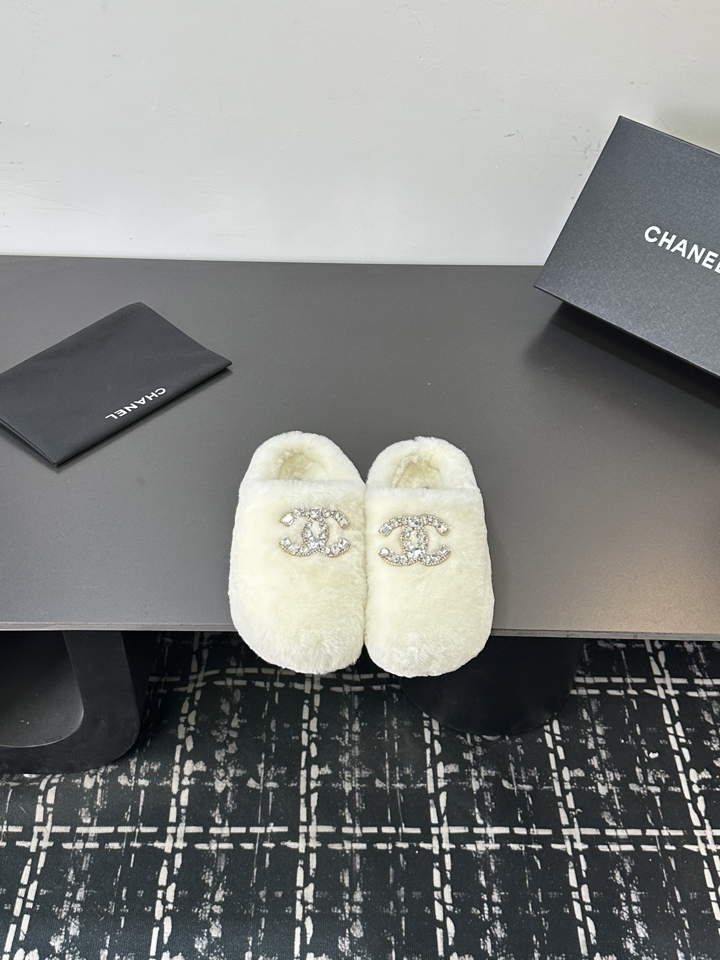NO:670247,Chanel Chanel 25Ss new autumn and winter wool slippers, the upper is classic with letters, the whole shoe is furry and comfortable, and the feeling on the feet is even more amazing!  It's just a pair in winter. Wool upper, wool lining, rubber outsole, size 35-39 (41) customized, non-refundable), semi-furry shoes, chanel, chanel, slippers19860909Chanel 香奈儿25Ss秋冬新款 羊毛拖鞋 鞋面经典配搭字母,整个鞋子毛茸茸的很舒服,上脚感更是要沦陷了超级爱！简直就是冬天里的一把. 鞋面羊毛 内里垫脚羊毛 鞋底橡胶大底 码数35-39（41）定做不退换）,半拖毛毛鞋,chanel,chanel,slippers,Women's Shoes