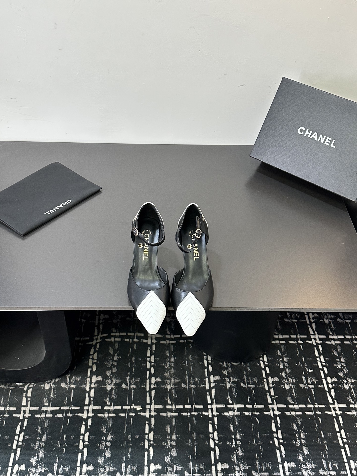 NO:668779,CHANEL Xiaoxiangfeng Chanel's color-blocked back hollow high-heeled sandals are so heart-breaking!  The classic black and white/beige and black contrasting pointed toe design is neat and elegant, and perfectly outlines the lines of the feet. The delicate leather material is soft to the touch and super comfortable on the feet. The height of the cat heel balances both aura and practicality, making it suitable for daily commuting or dating. The rhombus pattern wing details on the back strap are very recognizable, and the double C logo is low-key to highlight the texture. The three colors have their own charm, and you will not be surprised when you close your eyes. It is an indispensable temperament in the shoe cabinet ~ Sheepskin upper  Sheepskin lining, genuine leather sole, heel height 7cm, size 35-39 (set at 40.41), sandals, chanel, chanel, sandals, high heels, sheepskin19860909CHANEL小香风香奈儿这款拼色后空高跟鞋凉鞋也太戳心了！经典的黑白/米黑撞色尖头设计,利落又优雅,完美勾勒脚型线条.细腻的真皮材质触感软糯,上脚超舒服,猫跟高度兼顾气场与实穿性,日常通勤或约会都能hold住.后绊带的菱格纹翅膀细节超有辨识度,双C标识低调彰显质感,三款配色各有韵味,闭眼入都不踩雷,是鞋柜里不可缺的气质款～ 鞋面羊皮 内里羊皮 鞋底真皮底 跟高7cm 码数35-39（40.41定）,凉鞋,chanel,chanel,sandals,high heels,sheepskin,Women's Shoes