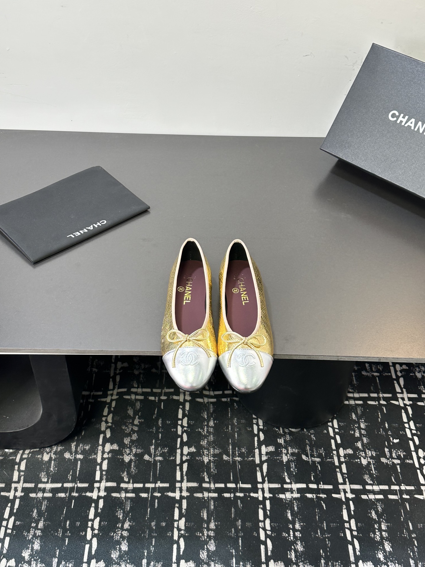 NO:678993,Chanel Chanel's top-quality electric embroidered rhombus ballet shoes, flat shoes, fashionable items, timeless classics, maintaining elegance. Exquisite style, celebrities, Internet celebrities can be seen everywhere on their feet, luxury, original copy of the popular style that will never fade away, upper; imported mixed sheepskin, lining sheepskin, code number 35-39 (34 40 41 42 43 custom-made, non-returnable), single shoes, chanel, chanel, sheepskin19860909chanel小香香奈儿顶级货电绣菱格芭蕾舞鞋 平底单鞋 时尚单品 永恒的经典保持高雅.精美的风格 明星 网红上脚随处可见 奢华 永不褪去的流行原版复制,鞋面；进口混种羊皮 内里羊皮,码数35-39（34 40 41 42 43定做不退换）,单鞋,chanel,chanel,sheepskin,Women's Shoes