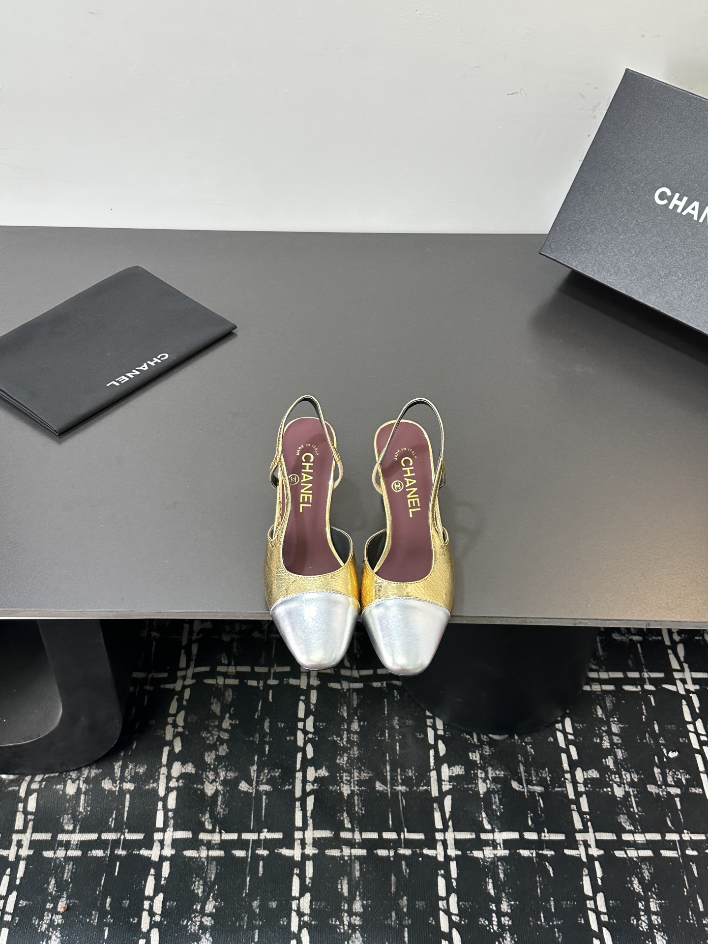 NO:679014,Chanel Chanel Xiaoxiang style classic color block sandals, a new color in the summer counter, this single product continues the classic Xiaoxiang characteristics...Versatile fashionable runway shoes, newly upgraded lasts, exclusive custom hardware buckles, original mold opening Xiaoxiang full series, available all year round, stable shipments ————————-Materials Original sheepskin lining imported sheepskin is very comfortable on the feet, Italian top genuine leather outsole, high heels 9cm/6.5cm/2cm  Size 35～39 (34 40 41 42 43 customized, non-refundable and non-exchangeable), sandals, chanel, chanel, sandals, sheepskin, Leather soles19860909Chanel 香奈儿小香风经典拼色凉鞋,夏季专柜新色,这款单品延续经典小香特色...百搭时尚单鞋走秀款,全新升级楦头 ,独家订制五金扣 、原版开模 小香全系列 、一年四季都有货、出货稳定  ———————-  材料鞋面原版羊皮内里进口羊皮上脚非常舒适、意大利顶级真皮大底 ,高跟9cm/6.5cm/2cm 码数35～39（34 40 41 42 43定做不退不换）,凉鞋,chanel,chanel,sandals,sheepskin,Leather soles,Women's Shoes