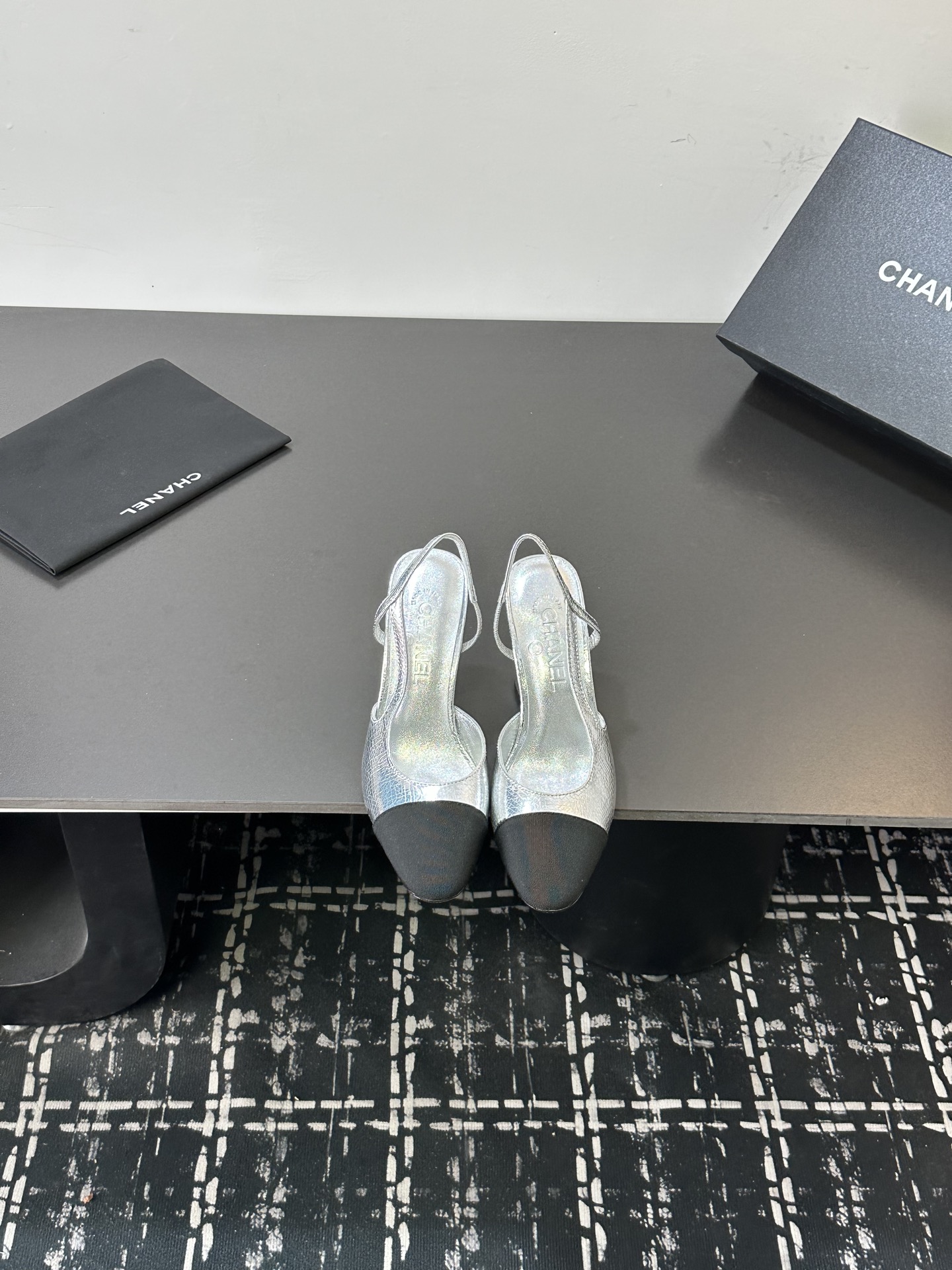 NO:678990,Chanel Chanel Xiaoxiang style classic color block sandals, a new color in the summer counter, this single product continues the classic Xiaoxiang characteristics...Versatile fashionable runway shoes, newly upgraded lasts, exclusive custom hardware buckles, original mold opening Xiaoxiang full series, available all year round, stable shipments ————————-Materials Original sheepskin lining imported sheepskin is very comfortable on the feet, Italian top genuine leather outsole, high heels 9cm/6.5cm/2cm  Size 35～39 (34 40 41 42 43 customized, non-refundable and non-exchangeable), sandals, chanel, chanel, sandals, sheepskin, Leather soles19860909Chanel 香奈儿小香风经典拼色凉鞋,夏季专柜新色,这款单品延续经典小香特色...百搭时尚单鞋走秀款,全新升级楦头 ,独家订制五金扣 、原版开模 小香全系列 、一年四季都有货、出货稳定  ———————-  材料鞋面原版羊皮内里进口羊皮上脚非常舒适、意大利顶级真皮大底 ,高跟9cm/6.5cm/2cm 码数35～39（34 40 41 42 43定做不退不换）,凉鞋,chanel,chanel,sandals,sheepskin,Leather soles,Women's Shoes