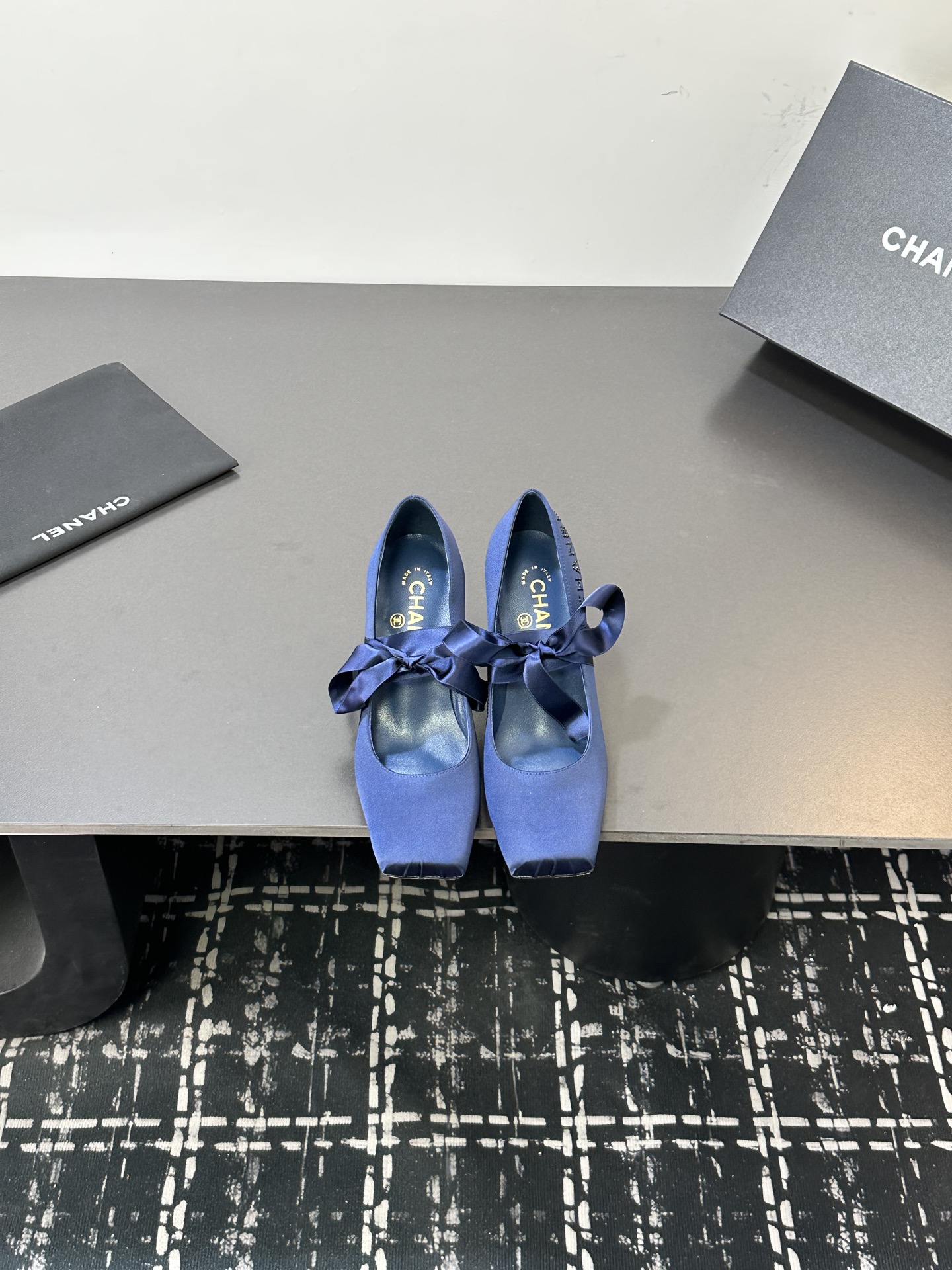 NO:679012,2025★★★★★ Many celebrity internet celebrities are on their feet, a versatile series popularized by domestic and foreign bloggers, a must-have for spring and summer wardrobes. Exclusive to Xiangjia. Upper silk satin. Lining: Imported crystal sheepskin lining. Original molded outsole. Customized leather outsole. Shoe size: 35-39 (40, 41, custom-made, non-returnable), high-heeled shoes, chanel, high heels, sheepskin, real silk, silk fabric, Leather.  soles198609092025★★★★★ 众多明星网红上脚,国内外博主刷爆的一个百搭系列,春夏衣橱搭配必备 首选.香家专属 鞋面真丝绸缎  内里: 进口水晶羊皮内里 大底原版开模定制真皮大底 鞋码: 35-39（40、41、定做不退换）,高跟鞋单鞋,chanel,high heels,sheepskin,real silk,silk fabric,Leather soles,Women's Shoes