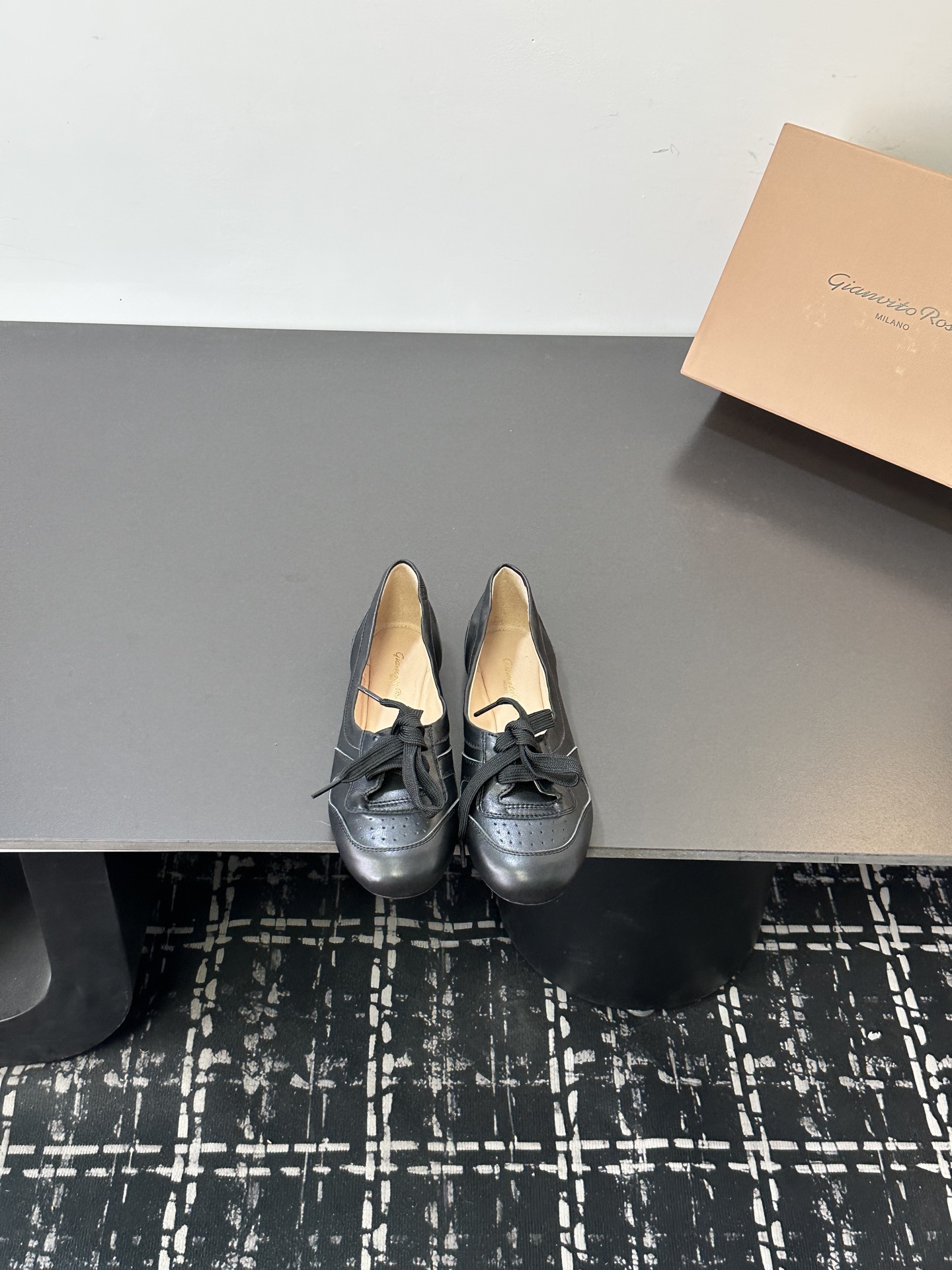 NO:706616,2026 spring and summer new Gianvito Rossi GR moral training ballet shoes, thin soles, super soft shallow mouth single shoes, flat-soled retro ballet training shoes ———————————— Light and lively, with a free posture. Gianvito Rossi Vault shoes, the round lines blend with the softness of ballet, and have the flexibility and comfort of sports shoes. They are elegant scenery wherever you go. Upper cowhide/fine sheepskin leather, lining foot sheepskin  Open-molded rubber outsole, size 35-39 (40.41 custom-made, non-refundable), ballet shoes, sneakers, cowhide, sheepskin, sheep198609092026春夏新款Gianvito Rossi 罗西GR德训芭蕾舞鞋薄底超软浅口单鞋平底复古芭蕾德训鞋 ———————————— 轻盈生趣,姿态自如 Gianvito Rossi Vault鞋款,圆润线条融汇芭蕾柔美,兼具运动鞋的灵动与舒适,行之所至,皆是优雅风景. 鞋面牛皮/细腻羊猄皮 内里垫脚羊皮 鞋底开模橡胶大底 码数35-39（40.41定做不退换）,芭蕾舞鞋,sneakers,cowhide,sheepskin,sheep,Women's Shoes