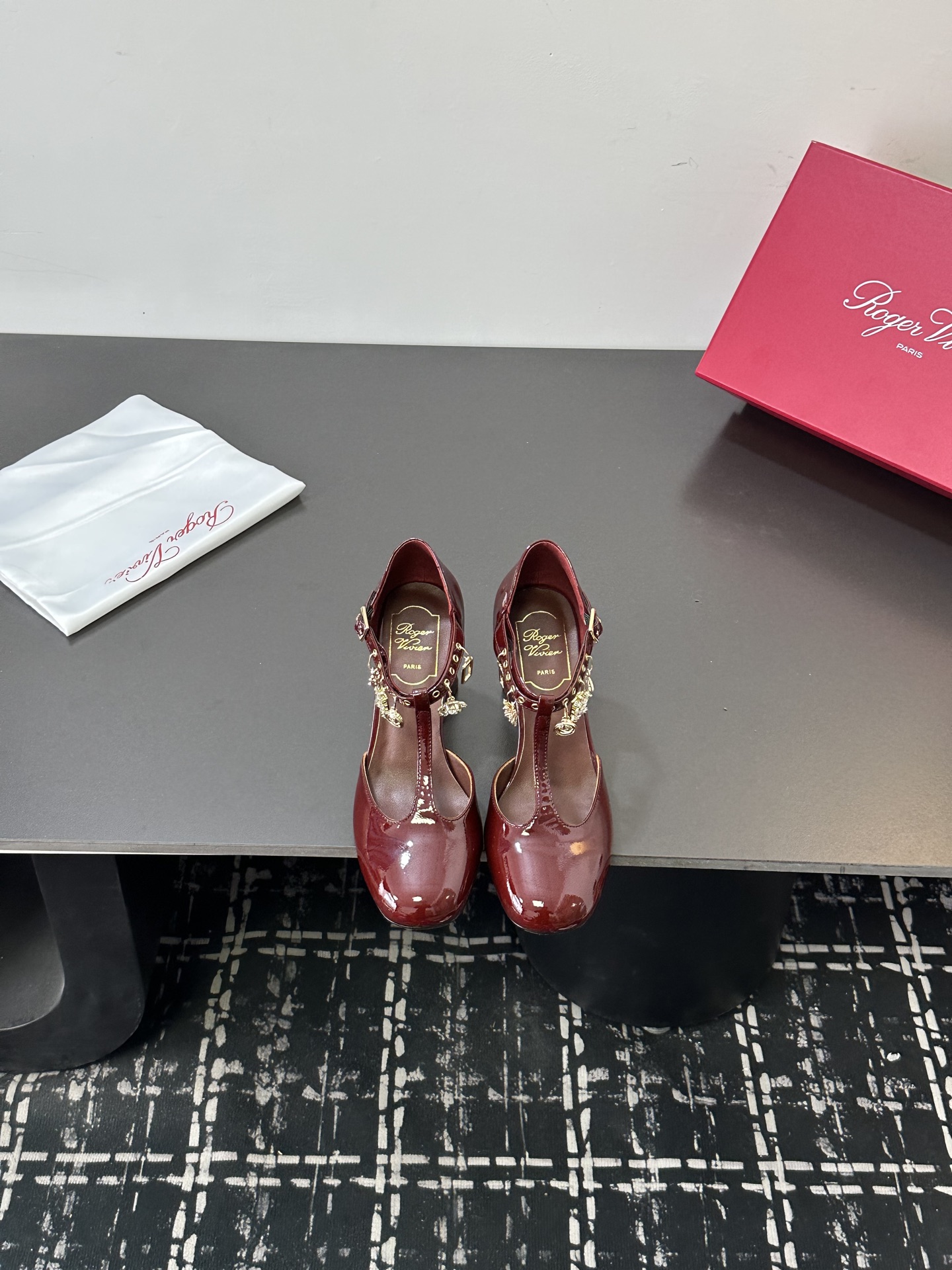 NO:706589,26 early autumn new styles | Très Vivier8.5 high-heeled Mary Jane Roger Vivier2025 early autumn new style Très Vivier high-heeled Mary Jane Made of patent leather, embellished with industrial buckle decoration, and the chain is decorated with a pendant with the brand name, taking a fashionable step and traveling through exquisite urban life. Heel height 4.5 8.5 cm outsole Italian genuine leather outsole Size 35-39 40-41 custom-made, sandals, roger  vivier,sandals,mary jane,leather soles1986090926早秋新款｜Très Vivier8.5高跟玛丽珍 Roger Vivier2025早秋新款 Très Vivier高跟玛丽珍 以漆皮制成,点缀工形扣带装饰,链条饰以带品牌名称的吊饰,迈出时髦步调,穿梭精致都市生活 跟高4.5 8.5公分 大底意大利真皮大底 码数35-39 40-41定做,凉鞋,roger vivier,sandals,mary jane,Leather soles,Women's Shoes