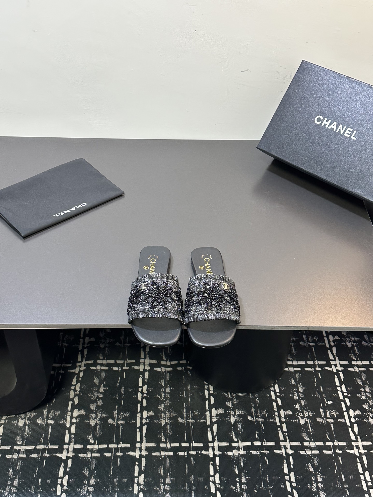 NO:679010,2025★★★★★ Many celebrities and internet celebrities are on their feet. This is a versatile series popularized by bloggers at home and abroad. It is the first choice for spring and summer wardrobe must-have sandals. Upper woven with satin embroidery. Lining: Imported crystal sheepskin lining. Original outsole. Customized leather sole. Shoe size: 35-39 (34, 40, 41, custom-made, non-refundable)  Delivery of luxury latest counters with simultaneous packaging, slippers, sandals, slippers, sheepskin, silk fabric198609092025★★★★★ 众多明星网红上脚,国内外博主刷爆的一个百搭系列,春夏衣橱搭配必备 凉鞋首选. 鞋面编织绸缎刺绣  内里: 进口水晶羊皮内里 大底原版开模定制真皮底 鞋码: 35-39（34、40、41、定做不退换） 配送豪华最新专柜同步包装,拖鞋,sandals,slippers,sheepskin,silk fabric,Women's Shoes