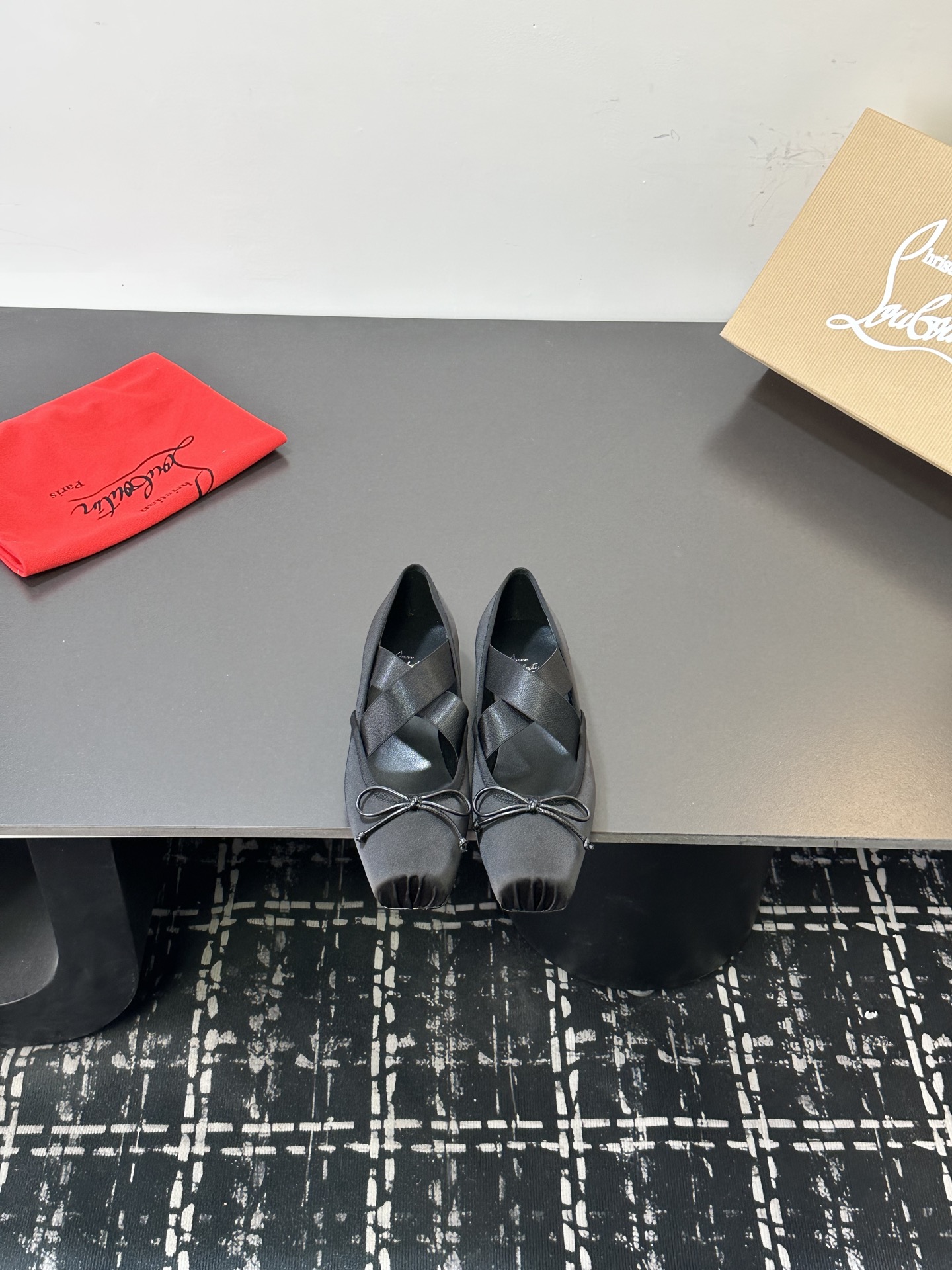 NO:706583,2025 spring and summer new fashion catwalk ballet shoes CL red sole forever red-soled ballet shoes new red-soled ballet high-heeled shoes There is nothing to say, just a whole beauty crazy #fatal temptation. I just tried it on my feet. It is very easy to wear, very stable and also very beautiful #redsoled shoes. Super comfortable high-heeled shoes. Feminine shoes must have a pair of red-soled shoes. Silk upper, sheepskin lining, size 35-39 (ordered at 40.41.42)  Free shipping CL full set of original packaging, ballet shoes, christian louboutin, high heels, sheepskin, real silk198609092025春夏新款时装走秀芭蕾单鞋CL红底永远的 红底芭蕾舞鞋 新款红底芭蕾高跟鞋 没什么好说的 就是一整个美疯#致命的诱惑 刚刚上脚试了 非常好穿非常稳 也非常美#红底鞋 超舒适的高跟鞋 女人味鞋子必须有一双红底鞋 鞋面真丝 内里羊皮 尺寸35-39（40.41.42订） 包邮CL全套原版包装,芭蕾舞鞋,christian louboutin,high heels,sheepskin,real silk,Women's Shoes