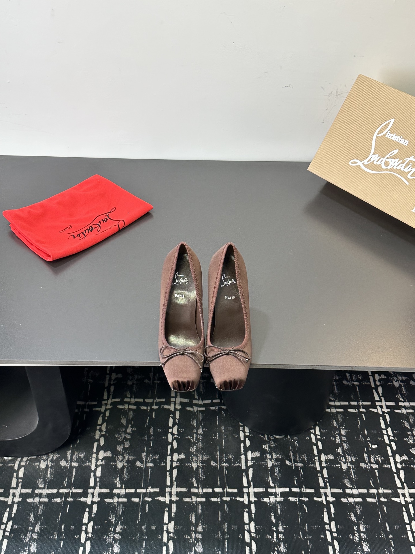 NO:706580,2025 Spring and Summer New Fashion Catwalk Ballet Shoes CL Red Sole Forever Red Sole Ballet Shoes New Red Sole Ballet High Heels There is nothing to say, they are just completely beautiful and crazy #fatal temptation. I just tried them on my feet. They are very easy to wear, very stable and very beautiful #redsoled shoes. Super comfortable high heels. Feminine shoes must have a pair of red sole shoes. Silk upper, sheepskin lining, 10 cm heel height, size 35-39 (ordered on 40.41.42)  Free shipping CL full set of original packaging, high heels single shoes, christian louboutin, high heels, sheepskin, real silk198609092025春夏新款时装走秀芭蕾单鞋CL红底永远的 红底芭蕾舞鞋 新款红底芭蕾高跟鞋 没什么好说的 就是一整个美疯#致命的诱惑 刚刚上脚试了 非常好穿非常稳 也非常美#红底鞋 超舒适的高跟鞋 女人味鞋子必须有一双红底鞋 鞋面真丝 内里羊皮 跟高10公分 尺寸35-39（40.41.42订） 包邮CL全套原版包装,高跟鞋单鞋,christian louboutin,high heels,sheepskin,real silk,Women's Shoes