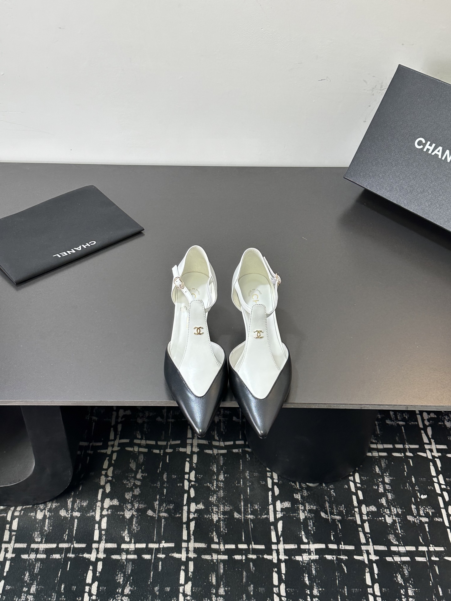 NO:706396,CHANEL Xiaoxiangfeng Chanel's color-blocked back hollow high-heeled sandals are so heart-breaking!  The classic black and white/beige and black contrasting pointed toe design is neat and elegant, and perfectly outlines the lines of the feet. The delicate leather material is soft to the touch and super comfortable on the feet. The height of the cat heel balances both aura and practicality, making it suitable for daily commuting or dating. The rhombus pattern wing details on the back strap are very recognizable, and the double C logo is low-key to highlight the texture. The three colors have their own charm, and you will not be surprised when you close your eyes. It is an indispensable temperament in the shoe cabinet ~ Sheepskin upper  Sheepskin lining, genuine leather sole, heel height 7cm, size 35-39 (set at 40.41), single shoes, chanel, chanel, sandals, high heels, sheepskin19860909CHANEL小香风香奈儿这款拼色后空高跟鞋凉鞋也太戳心了！经典的黑白/米黑撞色尖头设计,利落又优雅,完美勾勒脚型线条.细腻的真皮材质触感软糯,上脚超舒服,猫跟高度兼顾气场与实穿性,日常通勤或约会都能hold住.后绊带的菱格纹翅膀细节超有辨识度,双C标识低调彰显质感,三款配色各有韵味,闭眼入都不踩雷,是鞋柜里不可缺的气质款～ 鞋面羊皮 内里羊皮 鞋底真皮底 跟高7cm 码数35-39（40.41定）,单鞋,chanel,chanel,sandals,high heels,sheepskin,Women's Shoes