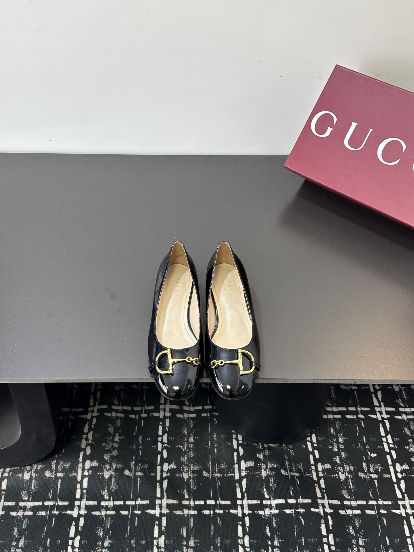 NO:706577,New product, original last development, counter synchronization, fabric, mixed sheepskin’ lining, sheepskin 34-43 (customized at 34.40.41.42.43), heel height, 2.5cm, leather sole, single shoes, sheepskin19860909新品,原版楦形开发、专柜同步 面料,混种羊皮‘ 内里,羊皮 34－43(34.40.41.42.43定做) 跟高,2.5cm 皮底,,单鞋,sheepskin,Women's Shoes