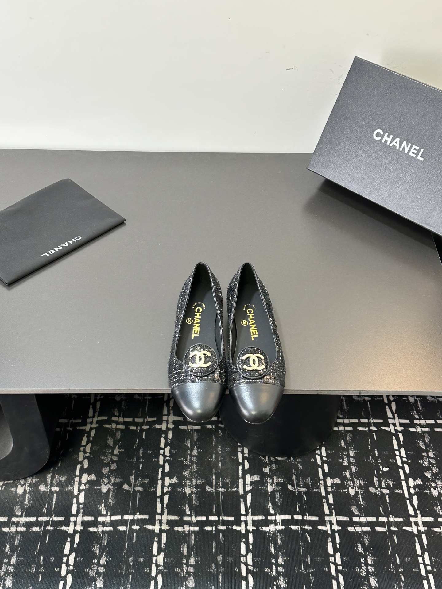 NO:680346,2025 Xiaoxiang is a must-have item for autumn and winter this season!  !  Chanel's autumn and winter heavy industry hot styles are highly recommended by Xiaohongshu. They look good no matter how you match them. They are a must-have for fashion. Ms. Chanel loves simple and irresistible combinations to show her unique dressing style. She can mix and match freely to shine and follow the fashionable steps of her grandma!  !  !  Exquisite details. Zoom in to see the original molded hardware buckle. The top version is made at the purchasing level. ★The upper is made of original sheepskin, sheepskin lining, feet, original molded leather outsole, size 35-39 (40, 41, ballet shoes, chanel, sheepskin, Leather soles198609092025小香 本季秋冬季必备单品！！ 香奈儿秋冬重工爆款 小红书力推款,怎么搭配都好看,时髦精必备,香奈儿女士钟爱简约又难以抗拒系搭配展现与众不同的穿搭风格、自由混搭闪耀到位跟紧香奶奶时尚步伐！！！精致细节放大看原版开模五金扣 顶级版本代购级别打造★鞋面采用原版羊皮,羊皮羊皮内里,垫脚,原版开模真皮大底,码数35-39（40、41,芭蕾舞鞋,chanel,sheepskin,Leather soles,Women's Shoes