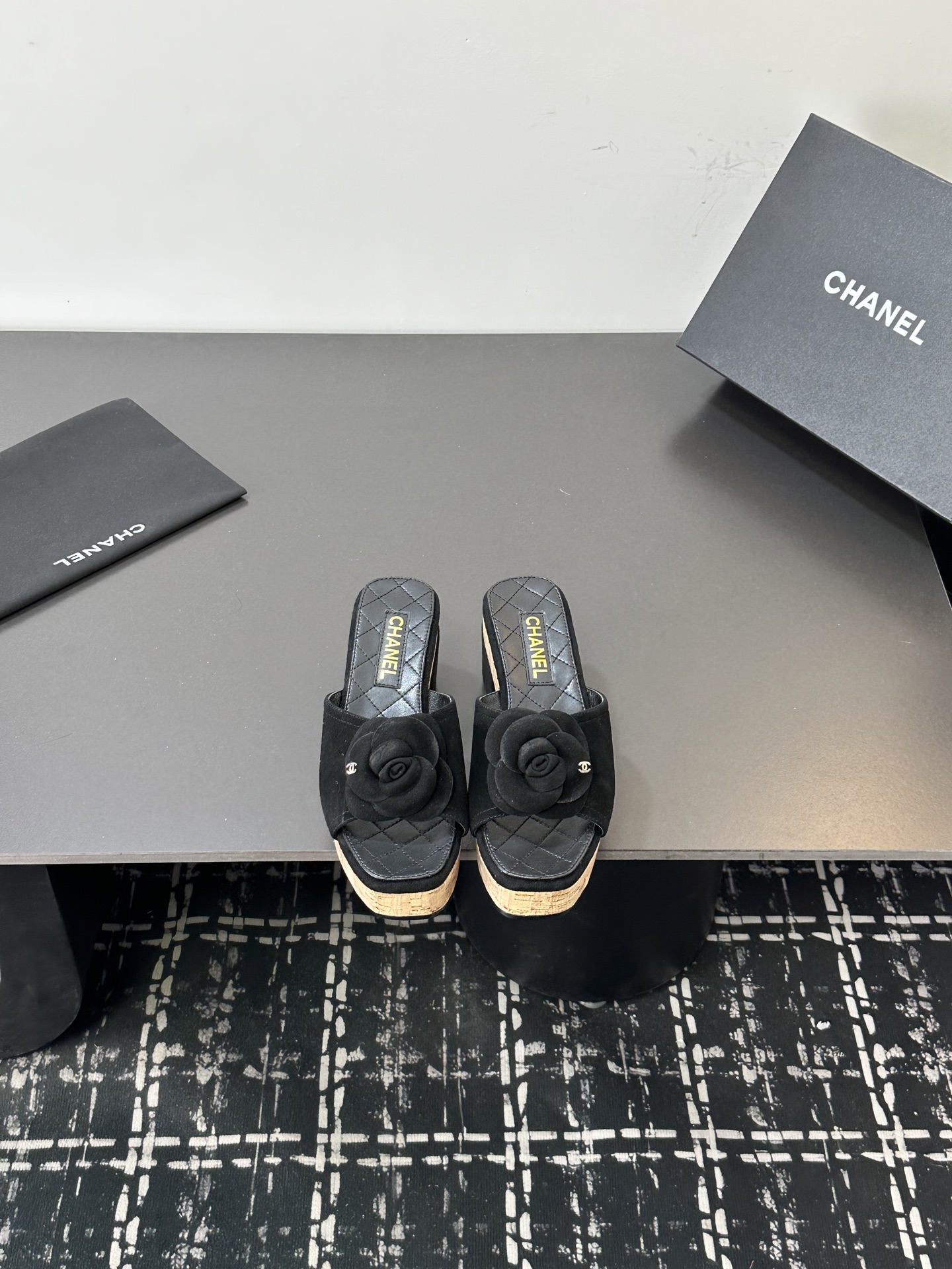 NO:680343,26Ss spring and summer new model Chanel Chanel Xiaoxiang Camellia Classic Thick Bottom Platform Thick Heel Medium Heel One-Slip Slippers C's classic camellia design has a gentle style!  The breath of summer, a must-have item for slippers, which are lazy and comfortable on the feet!  Each petal is handmade from lambskin. It is unambiguous about the material and pays great attention to texture details. Upper sheepskin/velvet, inner padding sheepskin, 5cm thick heel, Italian genuine leather outsole, size 35-39 (40, 41 customized, non-refundable), slippers, chanel, chanel, chanel, slippers, sheepskin, Leather soles1986090926Ss春夏新款Chanel香奈儿小香山茶花经典厚底台粗跟中跟一字拖鞋 C家经典山茶花设计,温柔风一整个拿捏了！夏天该有的气息 一字拖必备单品,上脚慵懒舒适！ 每一片花瓣都是小羊皮手工制作,对于材质毫不含糊,非常注重质感细节的一款. 鞋面羊皮/丝绒 内里垫脚羊皮 跟高粗跟5cm 鞋底意大利真皮大底 码数35-39（40,41定制不退换）,拖鞋,chanel,chanel,chanel,slippers,sheepskin,Leather soles,Women's Shoes