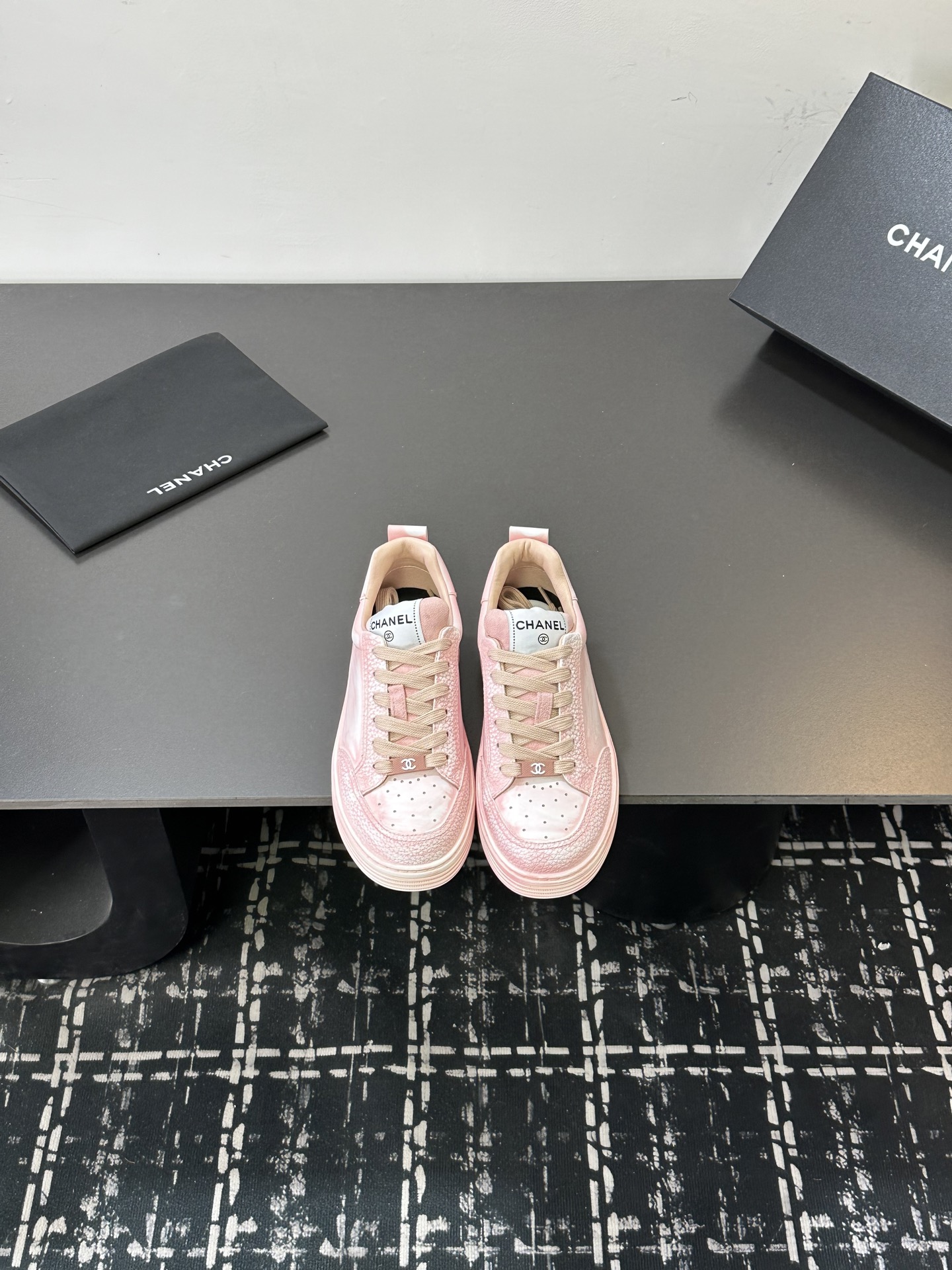 NO:681392,High version of CHANEL Chanel's new panda sneakers Panda shoes Chanel 2026ss popular panda shoes color matching thick-soled casual sports shoes sneakers Counter synchronization The counter is very popular Very difficult to buy a shoe The most popular thick-soled panda shoes on the Internet You can imagine that Xiaoxiang control can't miss it Simple and versatile white shoes with both appearance and comfort Thick soles are super versatile, whoever you wear with your eyes closed will look good Upper calf leather  Lining imported sheepskin lining Outsole TPU original outsole Size: 35-40 (41 Customized graffiti layout Clean surface, casual shoes/sports shoes, chanel, chanel, sneakers, cowhide, sheepskin19860909高版本 CHANEL香奈儿新款熊猫板鞋熊猫鞋 香奈儿2026ss火爆熊猫鞋配色厚底休闲运动鞋板鞋  专柜同步 专柜非常火爆 非常难买的一款鞋 全网最火的厚底熊猫鞋 可想而知小香控不可错过的 颜值与舒适并存的 简约百搭小白鞋 厚底增高超级百搭,闭眼入谁穿谁好看  鞋面小牛皮 内里进口羊皮里 大底TPU原版大底 码数:35-40（41 定做 涂鸦版面 净面,休闲鞋/运动鞋,chanel,chanel,sneakers,cowhide,sheepskin,Women's Shoes