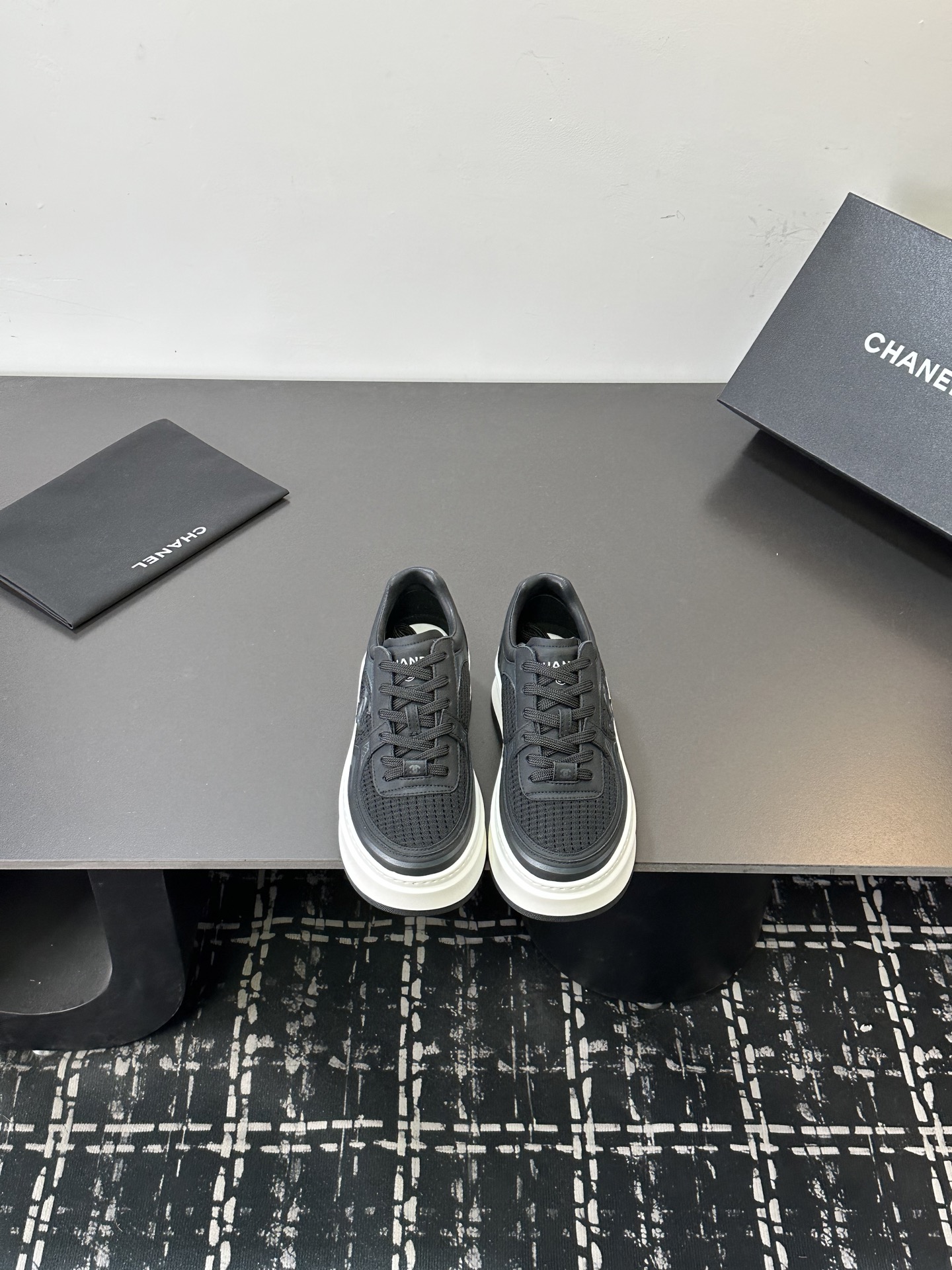 NO:706391,High version of CHANEL Chanel's new panda sneakers Panda shoes Chanel 2026ss popular panda shoes color matching thick-soled casual sports shoes sneakers counter synchronization counter is very popular very difficult to buy a shoe the most popular thick-soled panda shoes on the Internet can be imagined Xiaoxiang control can not miss the appearance and comfort coexist simple and versatile white shoes thick sole increased super versatile, whoever wears it with your eyes closed will look good Upper calf leather  Lining imported sheepskin lining Outsole TU original outsole Size: 35-40 (41 Customized, casual shoes/sports shoes, chanel, chanel, sneakers, cowhide, sheepskin19860909高版本 CHANEL香奈儿新款熊猫板鞋熊猫鞋 香奈儿2026ss火爆熊猫鞋配色厚底休闲运动鞋板鞋  专柜同步 专柜非常火爆 非常难买的一款鞋 全网最火的厚底熊猫鞋 可想而知小香控不可错过的 颜值与舒适并存的 简约百搭小白鞋 厚底增高超级百搭,闭眼入谁穿谁好看  鞋面小牛皮 内里进口羊皮里 大底TU原版大底 码数:35-40（41 定做,休闲鞋/运动鞋,chanel,chanel,sneakers,cowhide,sheepskin,Women's Shoes