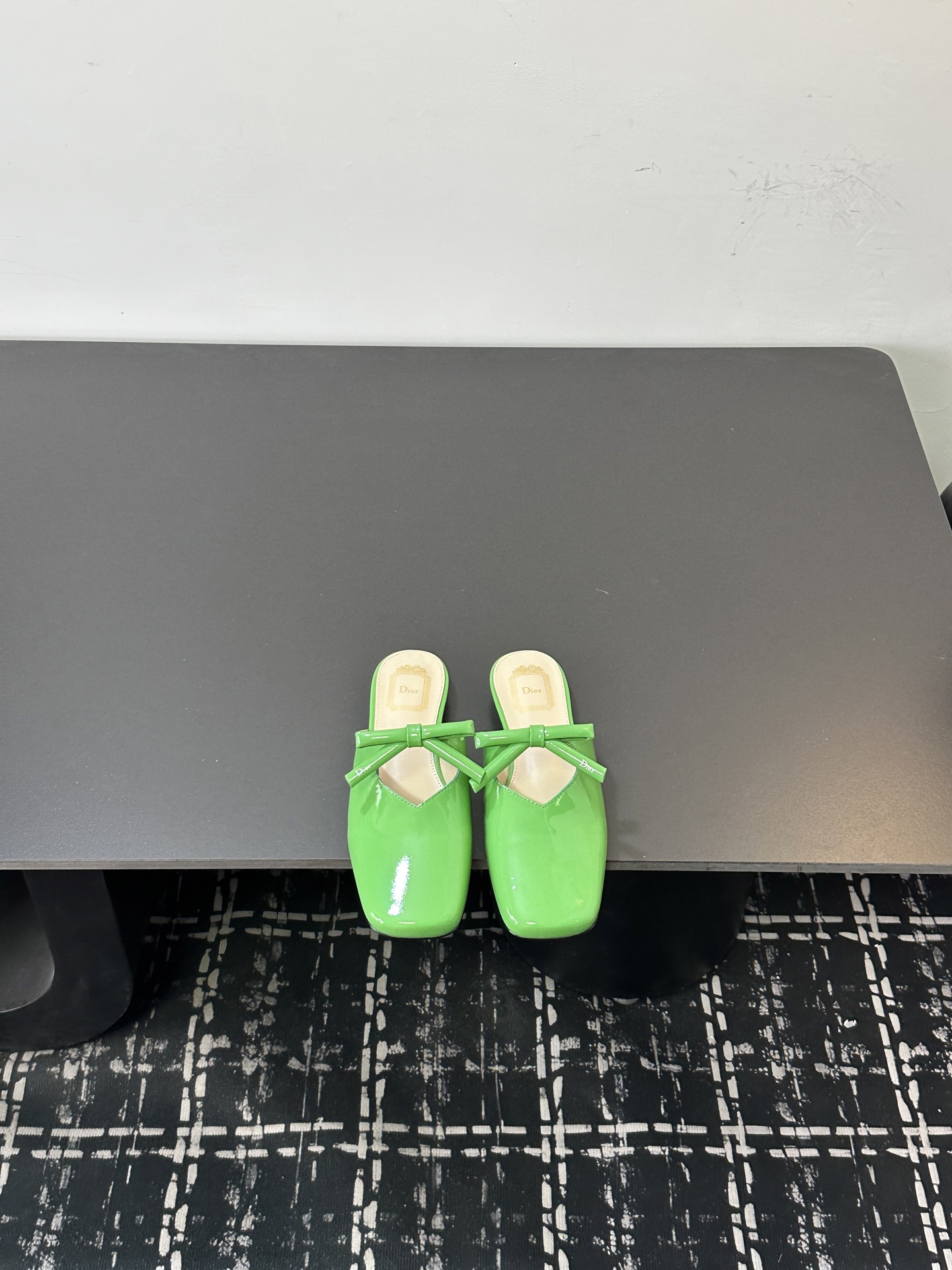 NO:706389,26 Dior new square toe cap-toe slippers. The bow decoration on the toe highlights the brand logo’s femininity. They are elegant and refined. They are so beautiful. This season’s Dior sandals are really not to be missed!  The back half is made of calfskin with a torn fabric bow design, which gives people a particularly comfortable feeling and can add elegance to various looks. The upper is imported first-layer cowhide, the lining is lambskin, and the outsole is Italian genuine leather. Size 35-42 (40.41 42 customization is non-returnable) Price, half drag, dior, dior, sandals, slippers, cowhide, sheepskin, Leather soles1986090926款Dior 迪奥新款方头包头拖鞋 鞋头蝴蝶结装饰彰显品牌标志满满的女人味,又优雅又精致,实在是太好看了.这一季的迪奥凉鞋真的不能错过！后半用小牛皮制作撕边布蝴蝶结设计 给人一种特别舒服的感觉 可为各式造型增添优雅气质. 鞋面进口头层牛皮 内里垫脚小羊皮 大底意大利真皮大底  尺码35-42（40.41 42定制不退货） 价格,半拖,dior,dior,sandals,slippers,cowhide,sheepskin,Leather soles,Women's Shoes