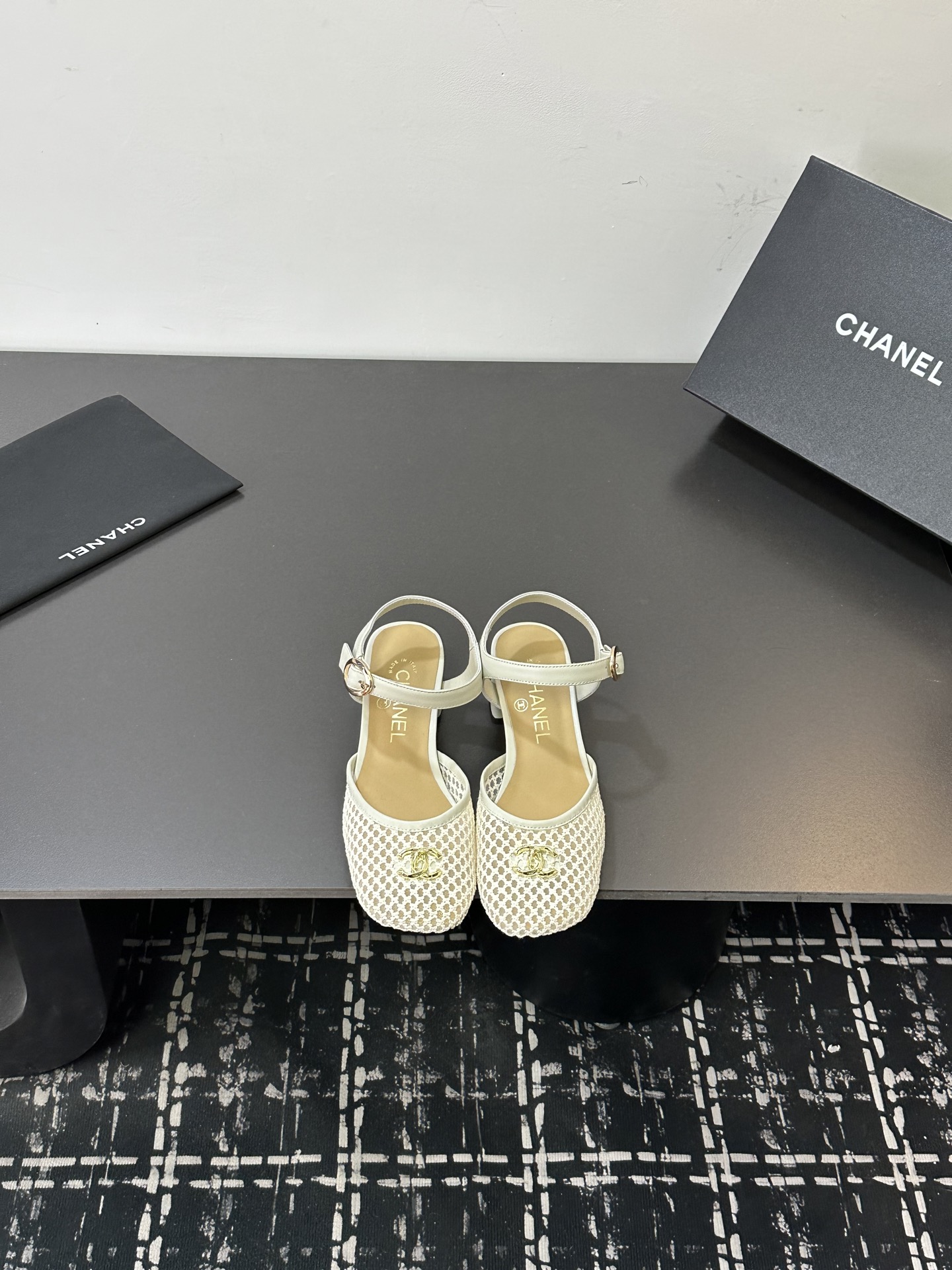 NO:706384,2026★★★★★ Many celebrity internet celebrities are on their feet, a versatile series popularized by domestic and foreign bloggers, a must-have for spring and summer wardrobes. Xiangjia exclusive upper satin lining: imported crystal sheepskin lining outsole original molded custom leather outsole Shoe size: 35-39 (40, 41, customized non-refundable), high-heeled sandals, chanel, sandals, high heels, sheepskin, silk fabric, Leather  soles198609092026★★★★★ 众多明星网红上脚,国内外博主刷爆的一个百搭系列,春夏衣橱搭配必备 首选.香家专属 鞋面绸缎  内里: 进口水晶羊皮内里 大底原版开模定制真皮大底 鞋码: 35-39（40、41、定做不退换）,高跟鞋凉鞋,chanel,sandals,high heels,sheepskin,silk fabric,Leather soles,Women's Shoes