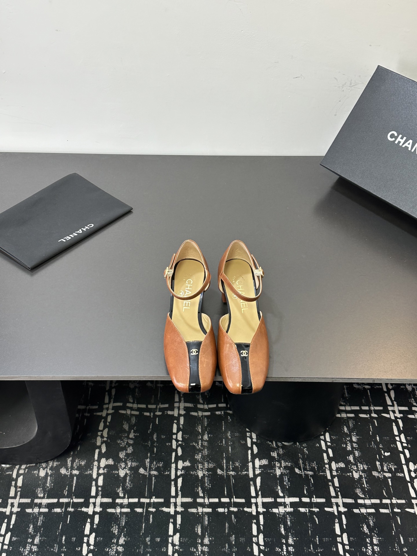 NO:706381,2026★★★★★ Many celebrity internet celebrities are on their feet, a versatile series popularized by domestic and foreign bloggers, a must-have for spring and summer wardrobes. Xiangjia exclusive upper cowhide lining: imported crystal sheepskin lining outsole original molded custom leather outsole Shoe size: 35-39 (40, 41, customized non-returnable), high heels sandals, chanel, sandals, high heels, cowhide, sheepskin, Leather  soles198609092026★★★★★ 众多明星网红上脚,国内外博主刷爆的一个百搭系列,春夏衣橱搭配必备 首选.香家专属 鞋面牛皮  内里: 进口水晶羊皮内里 大底原版开模定制真皮大底 鞋码: 35-39（40、41、定做不退换）,高跟鞋凉鞋,chanel,sandals,high heels,cowhide,sheepskin,Leather soles,Women's Shoes