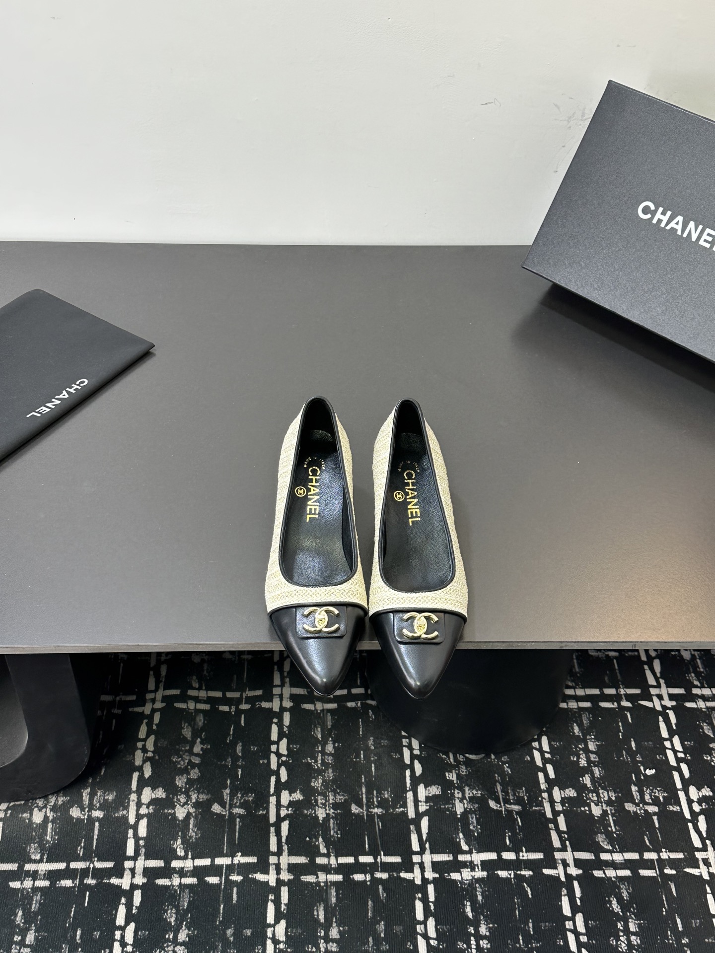 NO:706379,2026★★★★★ Many celebrity internet celebrities are on their feet, a versatile series popularized by domestic and foreign bloggers, a must-have for spring and summer wardrobes. Xiangjia exclusive upper satin lining: imported crystal sheepskin lining outsole original molded custom leather outsole Shoe size: 35-39 (40, 41, customized non-returnable), single shoes, chanel, sheepskin, silk fabric, Leather soles198609092026★★★★★ 众多明星网红上脚,国内外博主刷爆的一个百搭系列,春夏衣橱搭配必备 首选.香家专属 鞋面绸缎  内里: 进口水晶羊皮内里 大底原版开模定制真皮大底 鞋码: 35-39（40、41、定做不退换）,单鞋,chanel,sheepskin,silk fabric,Leather soles,Women's Shoes