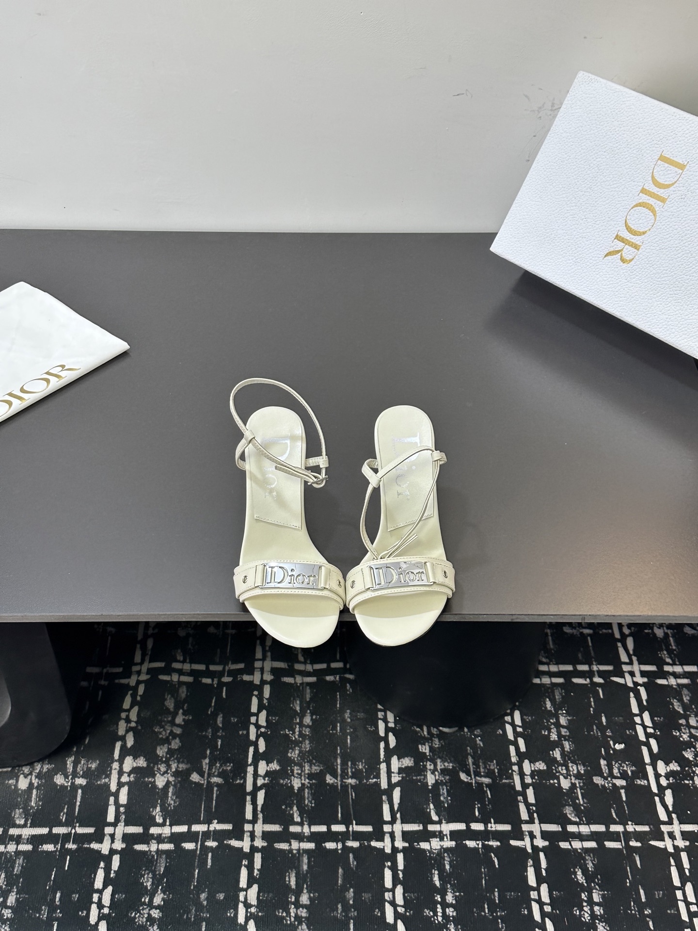 NO:706373,All girls!  The one you must keep for yourself DIOR2025/ The new spring and summer mid-vintage style is very popular among girls. This one is exactly what girls like. Half-drag high heels ————————— Continue the eternal classics of the D family!  This shoe is low-key yet gorgeous, sexy yet not ostentatious. The shape of the shoe is a delicate style that everyone loves. It is very slim. The entire curvature of the side perfectly shows the curve of the foot. It has both mature femininity and a lively girly feel. It looks so good on the foot. It is worth recommending. Go Material: Cowhide upper, mixed sheepskin lining, outsole, imported cowhide outsole from Italy, heel height 8.5cm  Size 35–42 (40/41/42 customized, non-refundable), high heels and slippers, dior, dior, high heels, slippers, cowhide, sheepskin19860909所有女生！你必须自留的一款哦 DIOR2025/ 春夏新品中古风 少女心爆棚 这款完全长在女生喜欢的点上 半拖高跟鞋 ——————————— 延续D家永恒经典！这款鞋低调不失华丽 性感又不显张扬 鞋型是大家都爱的秀气款 非常非常显瘦 侧面整个弧度将脚部曲线完美展现 既有成熟女人味 又不乏一丝活泼少女感, 上脚也太好看了,值得推荐 Go 材质 鞋面牛皮 内里混种羊皮 大底意大利进口牛皮大底 跟高8.5cm 码数35–42（40/41/42定制不退换）,高跟鞋拖鞋,dior,dior,high heels,slippers,cowhide,sheepskin,Women's Shoes