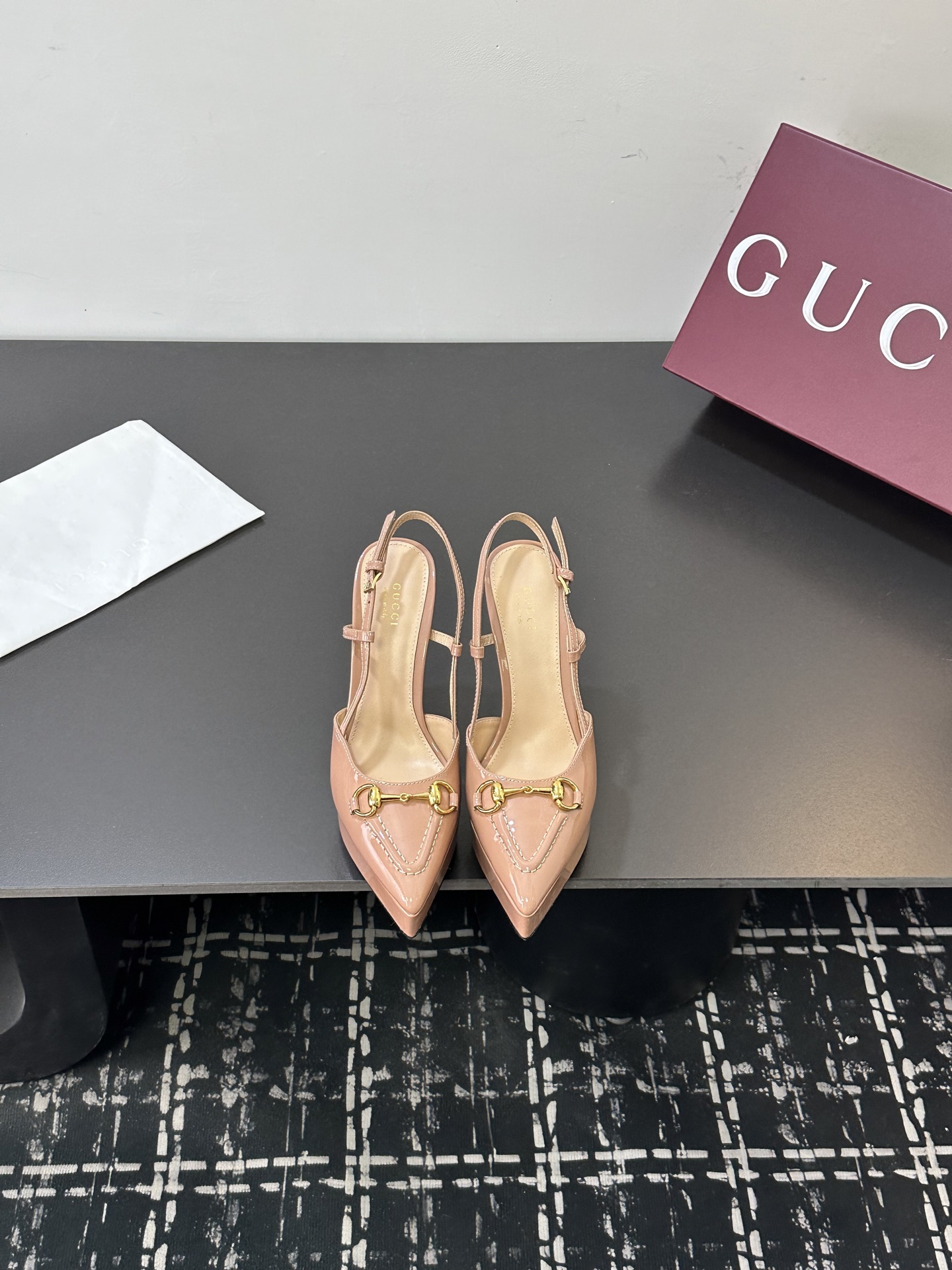 NO:706371,2025 spring and summer new style, Hentian high water platform, GuccI classic spring and summer catwalk horse bit, Hentian high waterproof platform, pointed toe high-heeled sandals —————————— G family embodies the sense of high-end, which always makes people convinced. It seems to be a simple style, but it is inexplicably high-end on the feet. It is very sexy, allowing you to easily match it to show various styles. The upper is made of customized imported patent leather. The lining of the toe is made of mixed sheepskin. The sole is imported from Italy.  Water table 2cm, heel height 9.5cm, Size 35-39 (customized on 40/41/42), high heels and sandals, gucci, gucci, sandals, high heels, sheepskin198609092025春夏新款 恨天高水台 GuccI经典春夏走秀马衔扣 恨天高防水台尖头高跟凉鞋 ———————————— G家在体现高级感这块 总让人大写的服气 看起来蛮简单的款式 但上脚就莫名很高阶 非常性感 让你轻松搭配尽显各种风格 鞋面采用定制进口漆皮 内里踮脚均为混种羊皮 意大利进口真皮底 水台2cm 跟高9.5cm Size35-39（40/41/42定制）,高跟鞋凉鞋,gucci,gucci,sandals,high heels,sheepskin,Women's Shoes