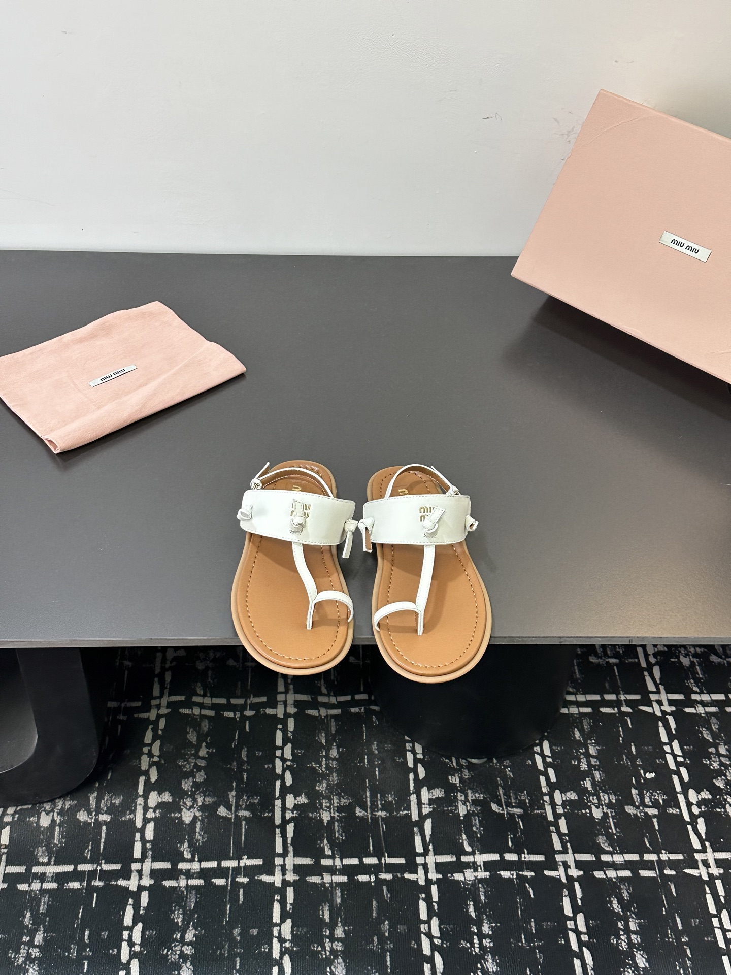 NO:706387,Purchasing agent miumiu 2026 new early spring thong flat sandals. They are simply the peak of summer fashion. They are welded with French style lazy on the feet. They are comfortable and easy to wear. Upper: cowhide. Inner foot pad: sheepskin. Big brother: original molded outsole. Size: 35-39 (40 customized), split-toe shoes, miumiu, sandals, cowhide, sheepskin.19860909代购级miumiu2026早春新款夹趾平底凉鞋 简直夏天时髦颜值巅峰 把法式慵懒焊在脚上 舒适又好穿 鞋面:牛皮 内里垫脚:羊皮 大哥:原版开模大底 码数:35-39（40定做）,分趾鞋,miumiu,sandals,cowhide,sheepskin,Women's Shoes