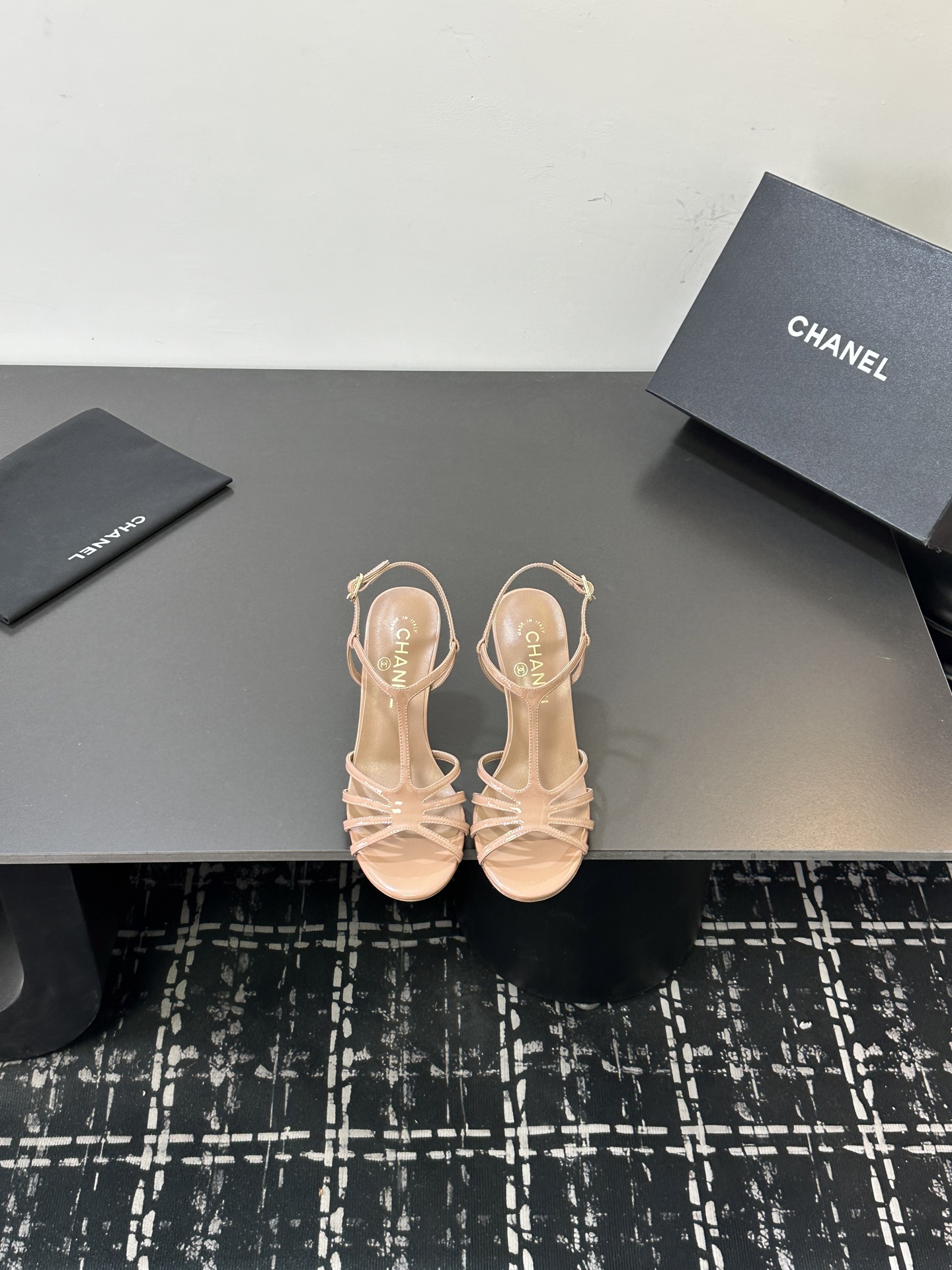 NO:706386,CHANE* | Xiaoxiang 25SS spring and summer new catwalk style double C high-heeled sandals. The main model of the catwalk is so beautiful this season. The overall design is simple and elegant, and the heel design is very unique and bold. It is really hard to put it down. Not only the shoe shape is beautiful, but it is also very comfortable on the feet and not tired at all. In order to achieve the original foot feel, we worked hard on the last, the lines and curvature are very smooth, and do not squeeze the feet at all ~ The upper is original custom-made imported patent leather Lining imported sheepskin outsole Italian imported genuine leather outsole Heel height 8cm Size 35-39 (34/40/41/42 customization is not returnable) Packaging original latest gift box packaging, sandals, chanel, sandals, sheepskin, Leather soles19860909CHANE* ｜小香25SS春夏新品走秀款双C高跟凉鞋 走秀主推款这季太好看了 整体设计简约大气又耐看,鞋跟设计非常独特大胆,真让人爱不释手,不仅鞋型好看,上脚还特别舒服完全不累脚,想要达到原版脚感我们在楦头上没少下功夫,线条感弧度非常流畅,而完全不挤脚～ 鞋面原版定制进口漆皮 內里进口羊皮 大底意大利进口真皮大底 跟高8cm 尺码35-39（34/40/41/42定制不退换） 包装原版最新礼盒包装,凉鞋,chanel,sandals,sheepskin,Leather soles,Women's Shoes