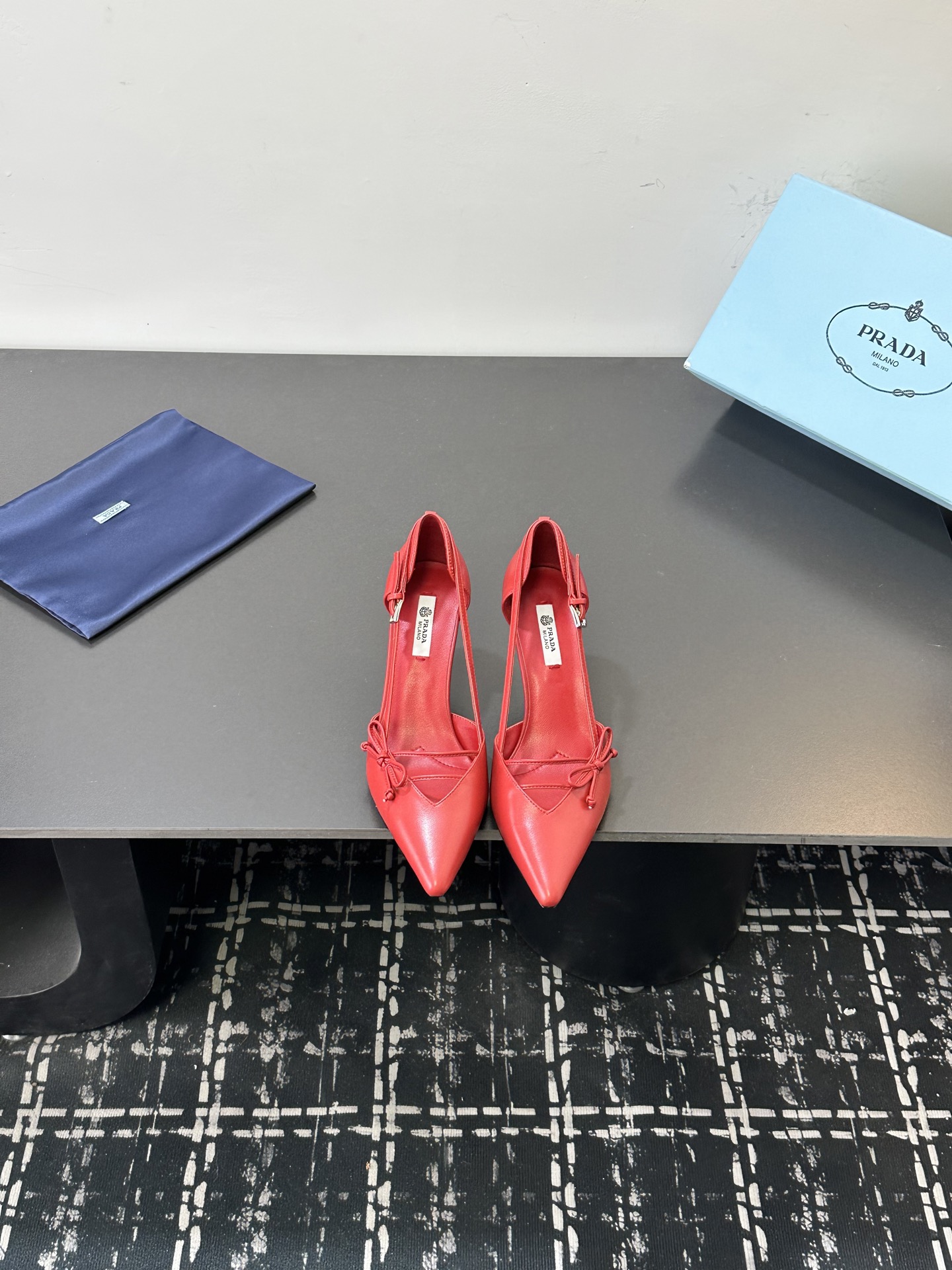 NO:706380,2026 new early autumn Prada Prada catwalk pointed-toe hollow high-heeled shoes, retro old-money style shoes/sandals - top version, full of sense of future technology, minimalist beauty long-lost in the fashion industry, fashionable and exquisite, high-end for daily wear, using a pointed-toe design, very fashionable and aggressive, highlighting personality; the shoe body has unique dividing lines, adding design details, different from ordinary pointed-toe shoes, with the Prada brand's iconic avant-garde style.  Made of high-quality leather material, the texture is high-end and has a distressed effect, showing a retro and modern texture. The craftsmanship is fine and reflects the high-end quality of the brand. The stiletto heel design enhances the wearer's aura while maintaining good stability and is suitable for daily commuting or special occasions. Upper cowhide/patent leather, lining sheepskin, sole Italian genuine leather outsole, heel height 7.5cm  Size 35-39 (40.41 custom-made, non-refundable), high-heeled shoes, prada, prada, sandals, high heels, cowhide, sheepskin, Leather soles198609092026早秋新款 Prada 普拉达走秀款尖头镂空高跟鞋 复古老钱风单鞋/凉鞋 ———顶级版本 未来科技感满满 时尚界久违的极简之美 时髦又精致 日常穿出高级感 采用尖头设计,极具时尚感与攻击性,彰显个性；鞋身有独特的分割线条,增添设计细节,区别于普通尖头鞋,带有Prada品牌标志性的前卫风格. 选用优质皮革材质,质感高级,且有做旧效果的纹理,呈现出复古又摩登的质感,工艺精细,体现品牌高端品质.细高跟设计,提升穿着者气场,同时保持了较好的稳定性,适合日常通勤或特殊场合穿着. 鞋面牛皮/漆皮 内里垫脚羊皮 鞋底意大利真皮大底 跟高7.5cm 码数35-39（40.41定做不退换）,高跟鞋单鞋,prada,prada,sandals,high heels,cowhide,sheepskin,Leather soles,Women's Shoes