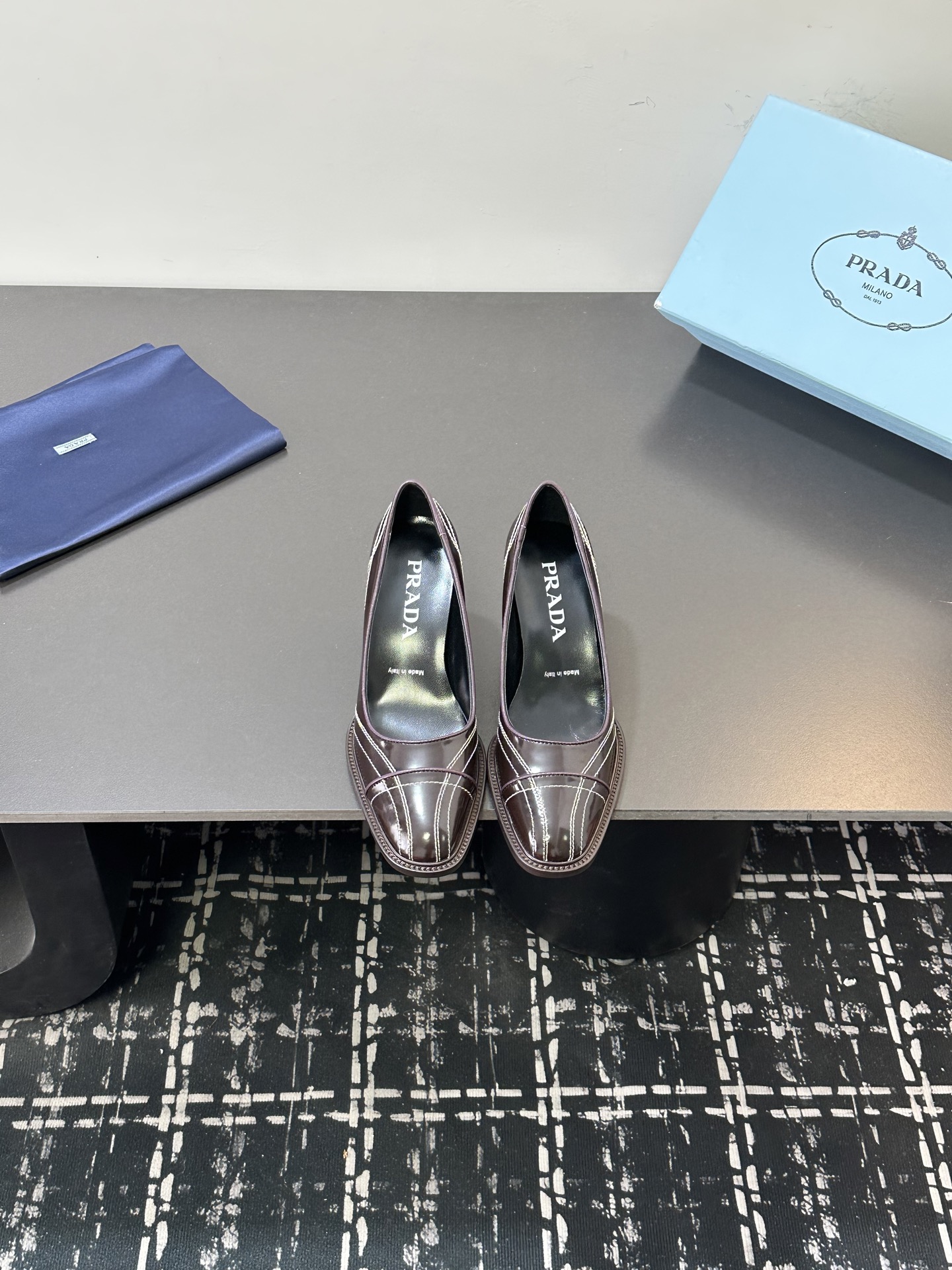 NO:696193,2026 new early autumn Prada Prada catwalk pointed-toe hollow high-heeled shoes, retro old-money style shoes/sandals - top version, full of sense of future technology, minimalist beauty long-lost in the fashion industry, fashionable and exquisite, high-end for daily wear, using a pointed-toe design, very fashionable and aggressive, highlighting personality; the shoe body has unique dividing lines, adding design details, different from ordinary pointed-toe shoes, with the Prada brand's iconic avant-garde style.  Made of high-quality leather material, the texture is high-end and has a distressed effect, showing a retro and modern texture. The craftsmanship is fine and reflects the high-end quality of the brand. The stiletto heel design enhances the wearer's aura while maintaining good stability and is suitable for daily commuting or special occasions. Upper cowhide/patent leather, lining sheepskin, sole Italian genuine leather outsole, heel height 7.5cm  Size 35-39 (40.41 customized, non-refundable), sandals, prada, prada, sandals, high heels, cowhide, sheepskin, Leather soles198609092026早秋新款 Prada 普拉达走秀款尖头镂空高跟鞋 复古老钱风单鞋/凉鞋 ———顶级版本 未来科技感满满 时尚界久违的极简之美 时髦又精致 日常穿出高级感 采用尖头设计,极具时尚感与攻击性,彰显个性；鞋身有独特的分割线条,增添设计细节,区别于普通尖头鞋,带有Prada品牌标志性的前卫风格. 选用优质皮革材质,质感高级,且有做旧效果的纹理,呈现出复古又摩登的质感,工艺精细,体现品牌高端品质.细高跟设计,提升穿着者气场,同时保持了较好的稳定性,适合日常通勤或特殊场合穿着. 鞋面牛皮/漆皮 内里垫脚羊皮 鞋底意大利真皮大底 跟高7.5cm 码数35-39（40.41定做不退换）,凉鞋单鞋,prada,prada,sandals,high heels,cowhide,sheepskin,Leather soles,Women's Shoes