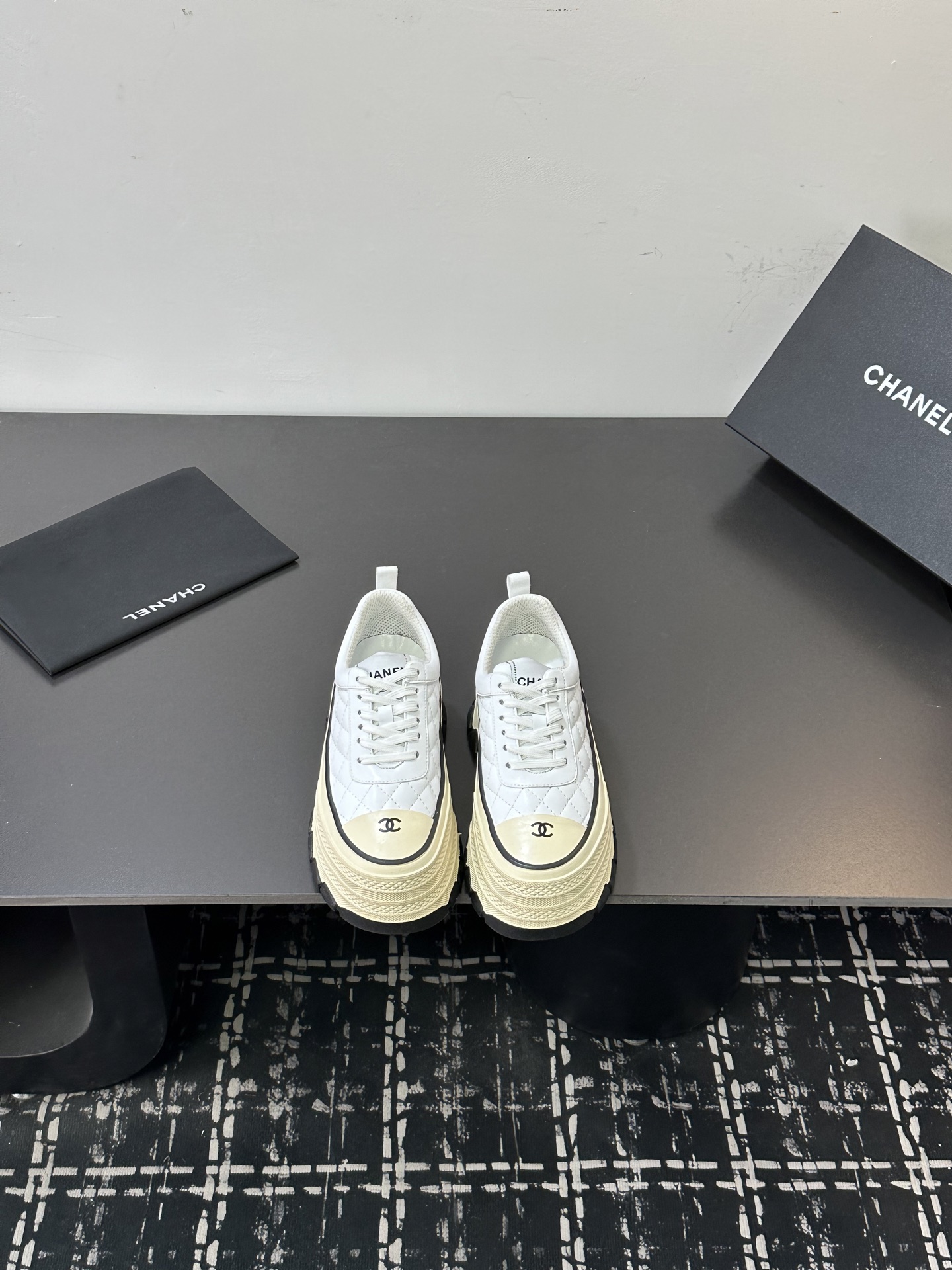 NO:706377,Chanel Chanel Xiaoxiang 2026ss new rhombus thick-soled casual shoes are too popular!  The low-cut platform shoes that are so popular right now are worn by Internet celebrities. The rhombus design has a retro charm, and the black and white color scheme is classic and versatile. The thick platform soles are quietly taller and slimmer, and can easily make the legs look longer. They are soft and comfortable on the feet, and there is no pressure when walking around. The minimalist style is suitable for various outfits, whether it is paired with jeans or a small skirt, it can be fashionable. This year's flagship style must be!  Fabric rhombus sheepskin, padding sheepskin, outsole molded rubber outsole, size 35-39 (40.41 custom-made, non-returnable), casual shoes/sports shoes, chanel, chanel, sneakers, skirts, jeans, sheepskin19860909Chanel香奈儿小香2026ss新款菱格厚底休闲鞋也太圈粉了！当下超火的低帮松糕鞋型,网红明星都在穿,菱格纹设计自带复古韵味,黑白配色经典又百搭.厚底松糕底悄悄增高还显瘦,轻松拉出大长腿既视感,上脚软乎乎超舒服,暴走也无压力.极简风格适配各种穿搭,不管是配牛仔裤还是小裙子,都能拿捏时髦感,今年的主打款必须冲！ 面料菱格羊皮 垫脚羊皮 大底开模橡胶大底 码数35-39（40.41订做不退换）,休闲鞋/运动鞋,chanel,chanel,sneakers,skirts,jeans,sheepskin,Women's Shoes