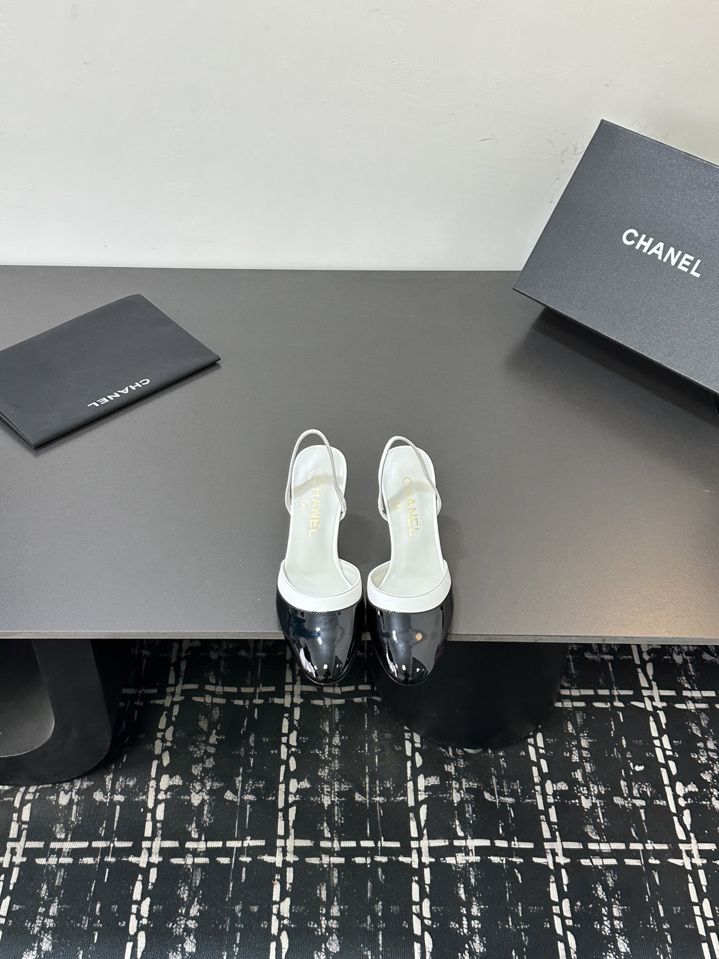 NO:706374,2026 Xiaoxiang is a must-have item for autumn and winter this season!  !  Chanel's autumn and winter heavy industry hot styles are highly recommended by Xiaohongshu. They look good no matter how you match them. They are a must-have for fashion. Ms. Chanel loves simple and irresistible combinations to show her unique dressing style. She can mix and match freely to shine and follow the fashionable steps of her grandma!  !  !  Exquisite details. Zoom in to see the original molded hardware buckle. The top version is made at the purchasing level★ The upper is made of original sheepskin, sheepskin lining, feet, original molded leather outsole, size 35-39 (40, 41, sandals, chanel, sandals, sheepskin, Leather soles198609092026小香 本季秋冬季必备单品！！ 香奈儿秋冬重工爆款 小红书力推款,怎么搭配都好看,时髦精必备,香奈儿女士钟爱简约又难以抗拒系搭配展现与众不同的穿搭风格、自由混搭闪耀到位跟紧香奶奶时尚步伐！！！精致细节放大看原版开模五金扣 顶级版本代购级别打造★鞋面采用原版羊皮,羊皮内里,垫脚,原版开模真皮大底,码数35-39（40、41,凉鞋,chanel,sandals,sheepskin,Leather soles,Women's Shoes