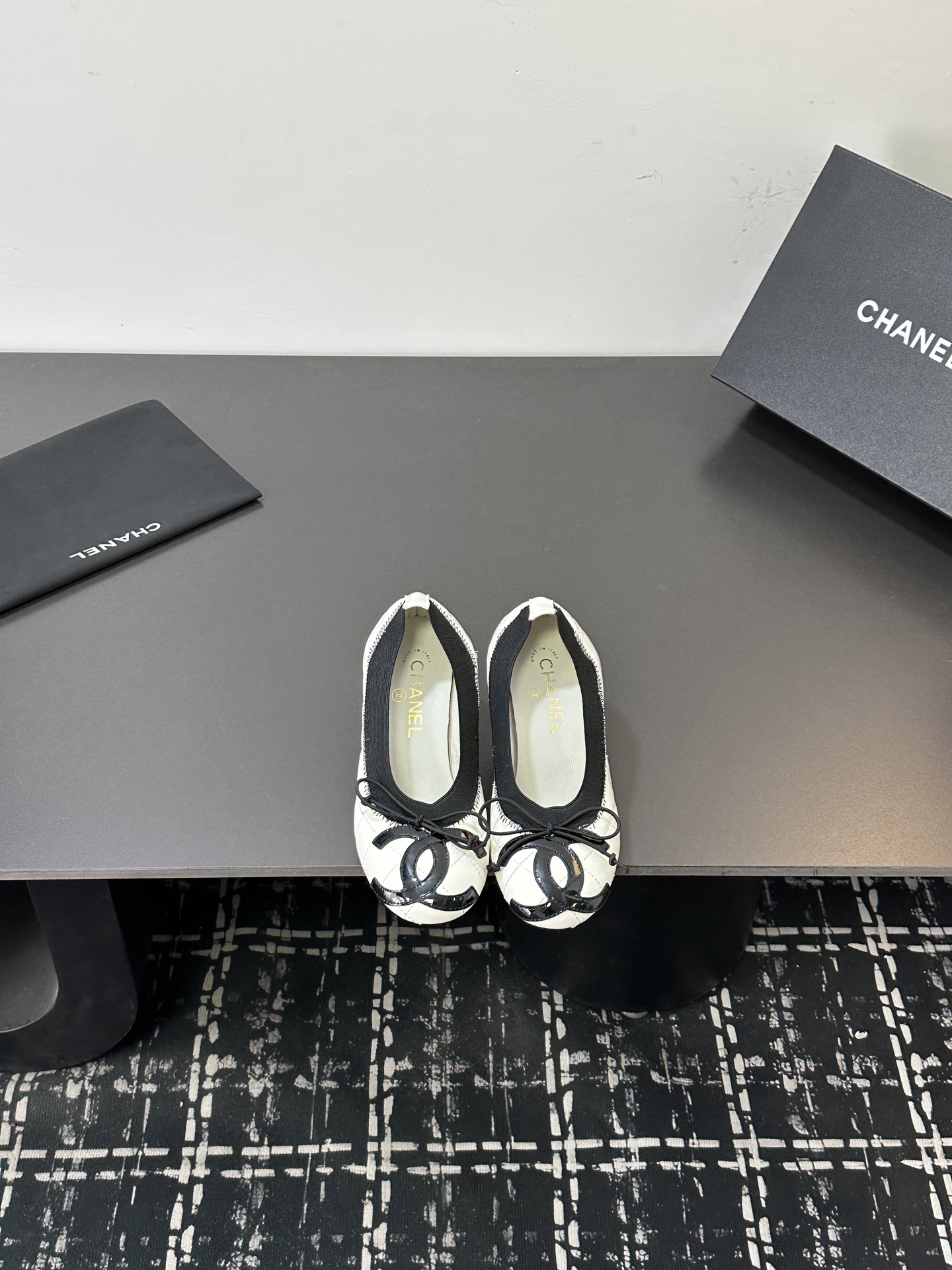 NO:706370,2025★★★★★ Many celebrities and internet celebrities are on their feet, a versatile series popularized by domestic and foreign bloggers, a must-have for spring and summer wardrobes. Exclusive to Xiangjia, upper sheepskin lining: imported crystal sheepskin lining, outsole original molded custom leather outsole, shoe size: 35-39 (40, 41, custom-made, non-refundable), single shoes, chanel, sheepskin, Leather soles198609092025★★★★★ 众多明星网红上脚,国内外博主刷爆的一个百搭系列,春夏衣橱搭配必备 首选.香家专属 鞋面羊皮  内里: 进口水晶羊皮内里 大底原版开模定制真皮大底 鞋码: 35-39（40、41、定做不退换）,单鞋,chanel,sheepskin,Leather soles,Women's Shoes