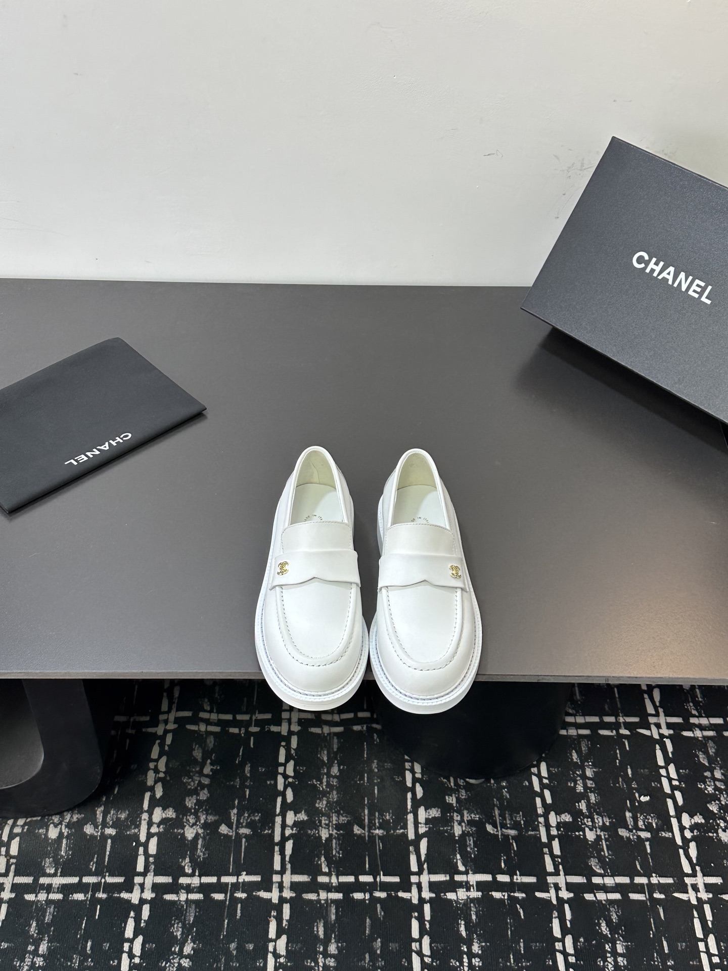 NO:706398,2025 Xiaoxiang is a must-have item for autumn and winter this season!  !  Chanel's autumn and winter heavy industry hot styles are highly recommended by Xiaohongshu. They look good no matter how you match them. They are a must-have for fashion. Ms. Chanel loves simple and irresistible combinations to show her unique dressing style. She can mix and match freely to shine and follow the fashionable steps of her grandma!  !  !  Enlarge the exquisite details to see the original molded hardware buckle. The top version is made at the purchasing level★ The upper is made of original customized cowhide, sheepskin lining, sheepskin feet, original molded leather outsole, size 35-39 (customized 40, 41, loafers, chanel, loafers, cowhide, sheepskin, Leather soles198609092025小香 本季秋冬季必备单品！！ 香奈儿秋冬重工爆款 小红书力推款,怎么搭配都好看,时髦精必备,香奈儿女士钟爱简约又难以抗拒系搭配展现与众不同的穿搭风格、自由混搭闪耀到位跟紧香奶奶时尚步伐！！！精致细节放大看原版开模五金扣 顶级版本代购级别打造★鞋面采用原版定制牛皮,羊皮内里,羊皮垫脚,原版开模真皮大底,码数35-39（40、41定做,乐福鞋,chanel,loafers,cowhide,sheepskin,Leather soles,Women's Shoes