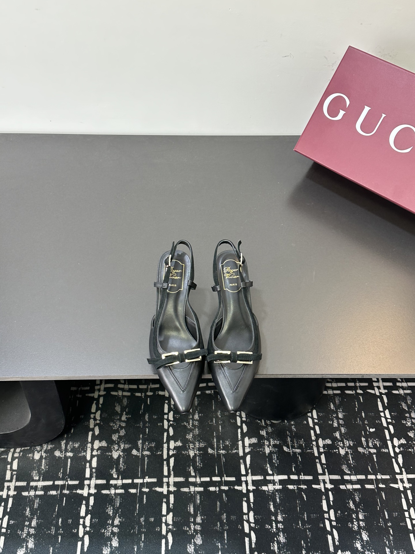 NO:706392,Roger Vivi* 26 new early spring sandals, Virgule diamond buckle high heels with back straps and sandals, a must-have for RV. She looks so beautiful on her feet, right? RV's new kitten heel series, satin surface with exquisite square diamond buckle, super temperamental, so beautiful that it combines sexy and cuteness. I have to say that his family is very good at exquisiteness. Original custom-made leather sole. Material: custom-made original cowhide. Foot pads are lined with imported sheepskin.  Size 35-40 (40 customized, non-refundable, high heels and sandals, roger vivor, sandals, high heels, cowhide, sheepskin, silk fabric19860909Roger Vivi* 26早春新品凉鞋 Virgule钻扣高跟鞋后袢带凉拖 RV必入款 她上脚也太美了吧 Rv新款小猫跟系列 绸缎面搭配精致方钻扣 超有气质 美到犯规 集性感与可爱于一体不得不说他家太会拿捏精致感了 鞋底原版定制真皮底 材质:定制原版牛皮 垫脚进口羊皮内里 码数35-40码（40定制不退换,高跟鞋凉鞋,roger vivier,sandals,high heels,cowhide,sheepskin,silk fabric,Women's Shoes