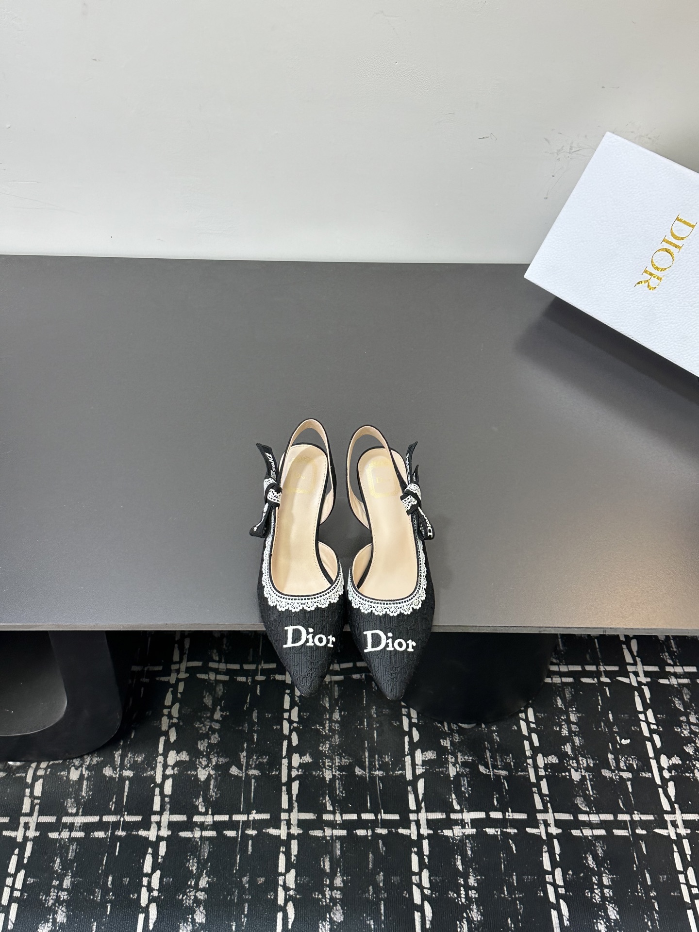 NO:706394,Dior | Dior's new early spring catwalk style CD embroidered logo sandals!  Hard goods are on a new level!  Full of high-end feel!  A popular model among bloggers at home and abroad, it is retro, fashionable and looks great on your feet!  The official website’s main recommendation★ Original custom-made pure cotton thread three-dimensional electric embroidery on the upper. Imported water-dyed sheepskin lining on the inside. Original leather outsole imported from Italy. Shoe size: 35-41 (custom-made 40 and 41 are non-returnable), high heels and sandals, dior, dior, sandals, high heels, sheepskin, Leather soles19860909Dior | 迪奥早春新品走秀款CD刺绣logo凉鞋！ 硬货上新代购级别！高级感十足！国内外博主刷爆的一款,复古又时髦上脚美炸了！官网主推款★ 鞋面原版定做纯棉线立体电绣 内里进口水染羊皮里 意大利进口原色真皮大底 鞋码:35-41（40 41定做不退换）,高跟鞋凉鞋,dior,dior,sandals,high heels,sheepskin,Leather soles,Women's Shoes